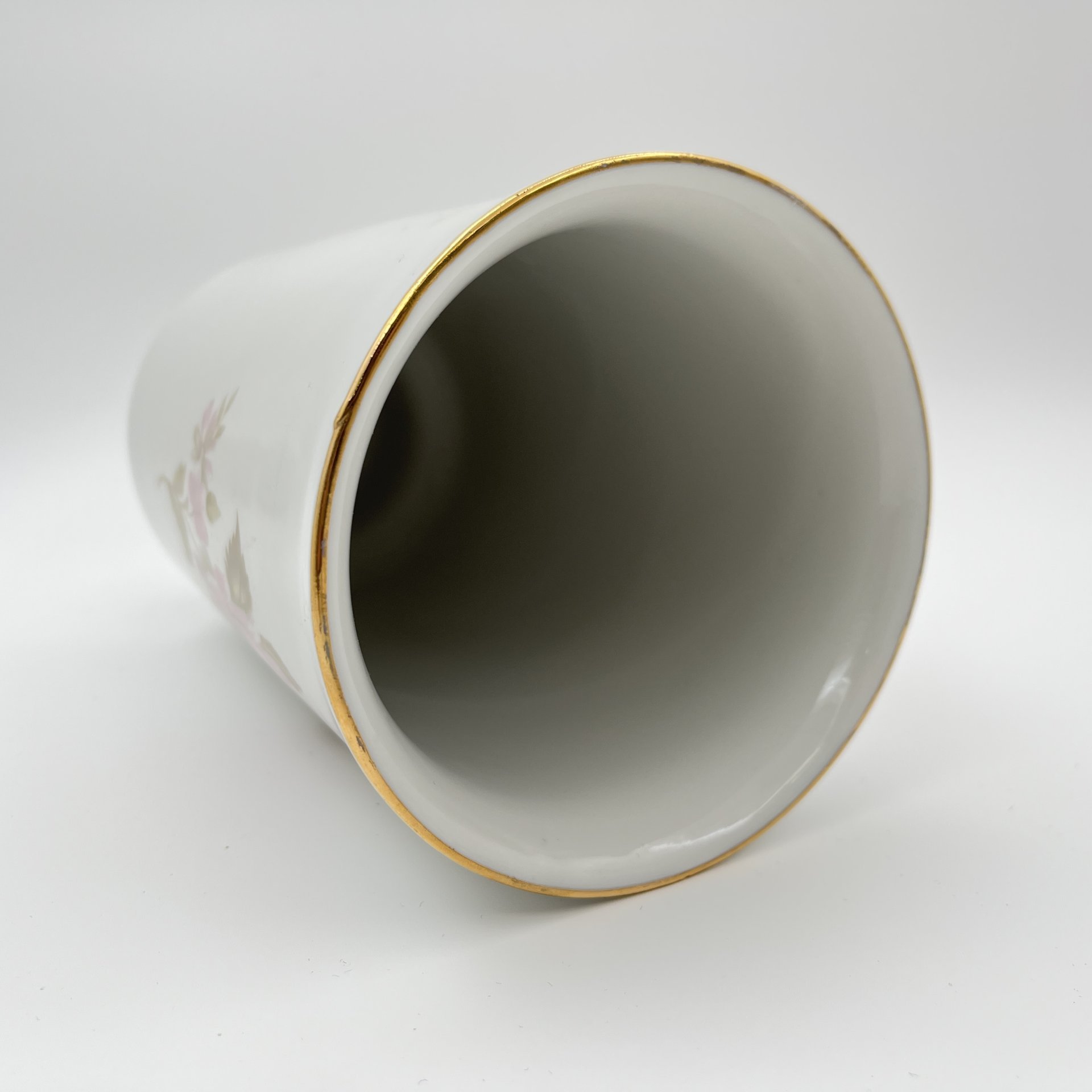 Ваза цилиндрической формы "Астры", фарфор, деколь, золочение, Дулевский фарфоровый завод (Дулёво), СССР, 1968-1991 гг.