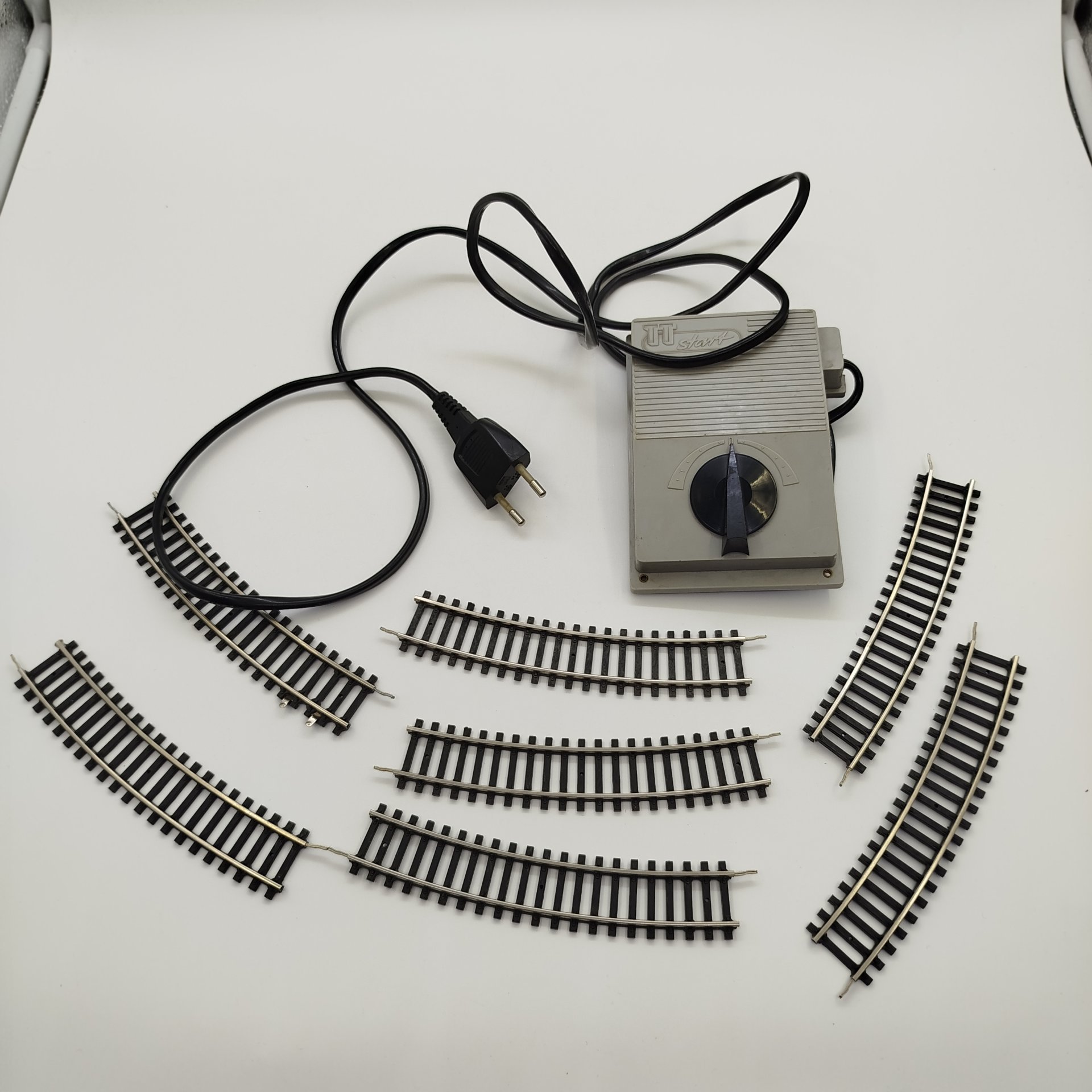 Набор из семи рельс для железной дороги и пульта питания, пластик, металл, ГДР, 1970-1980 гг.