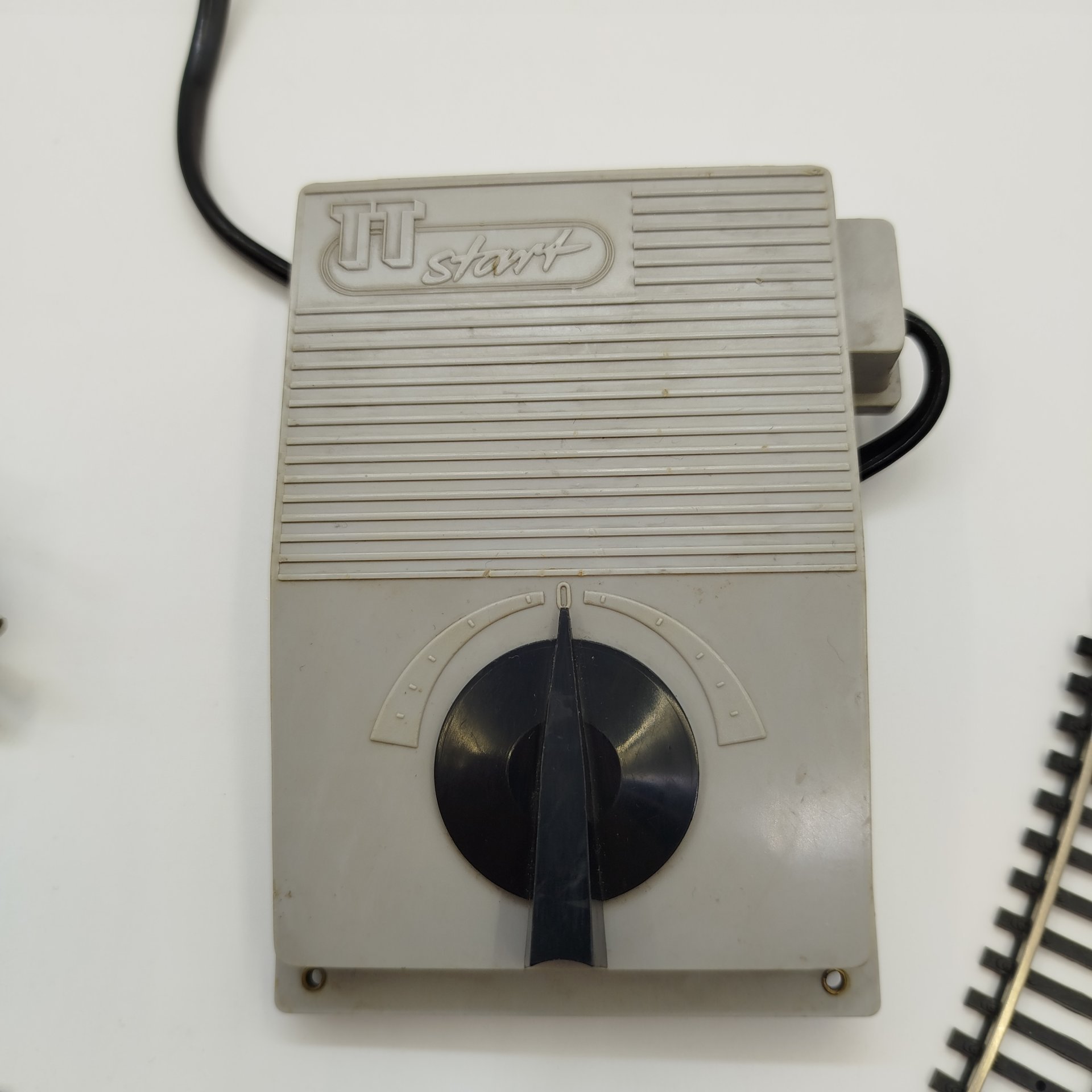 Набор из семи рельс для железной дороги и пульта питания, пластик, металл, ГДР, 1970-1980 гг.