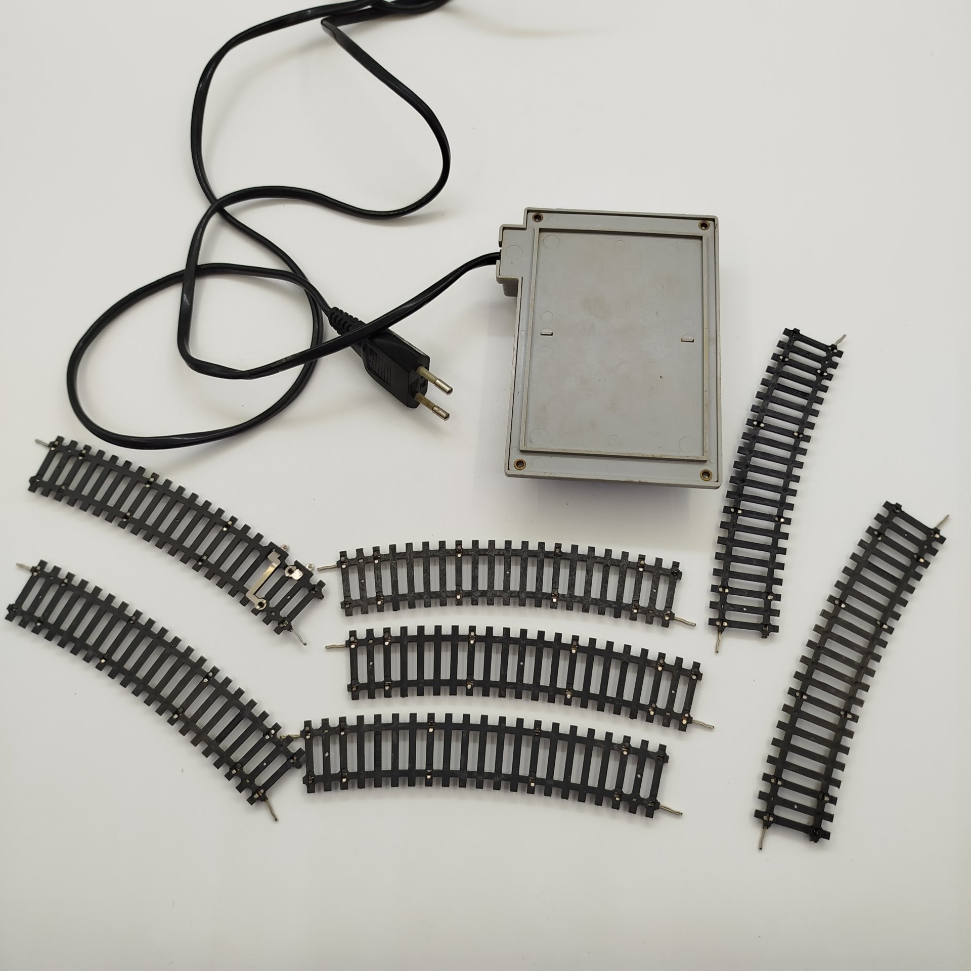 Набор из семи рельс для железной дороги и пульта питания, пластик, металл, ГДР, 1970-1980 гг.