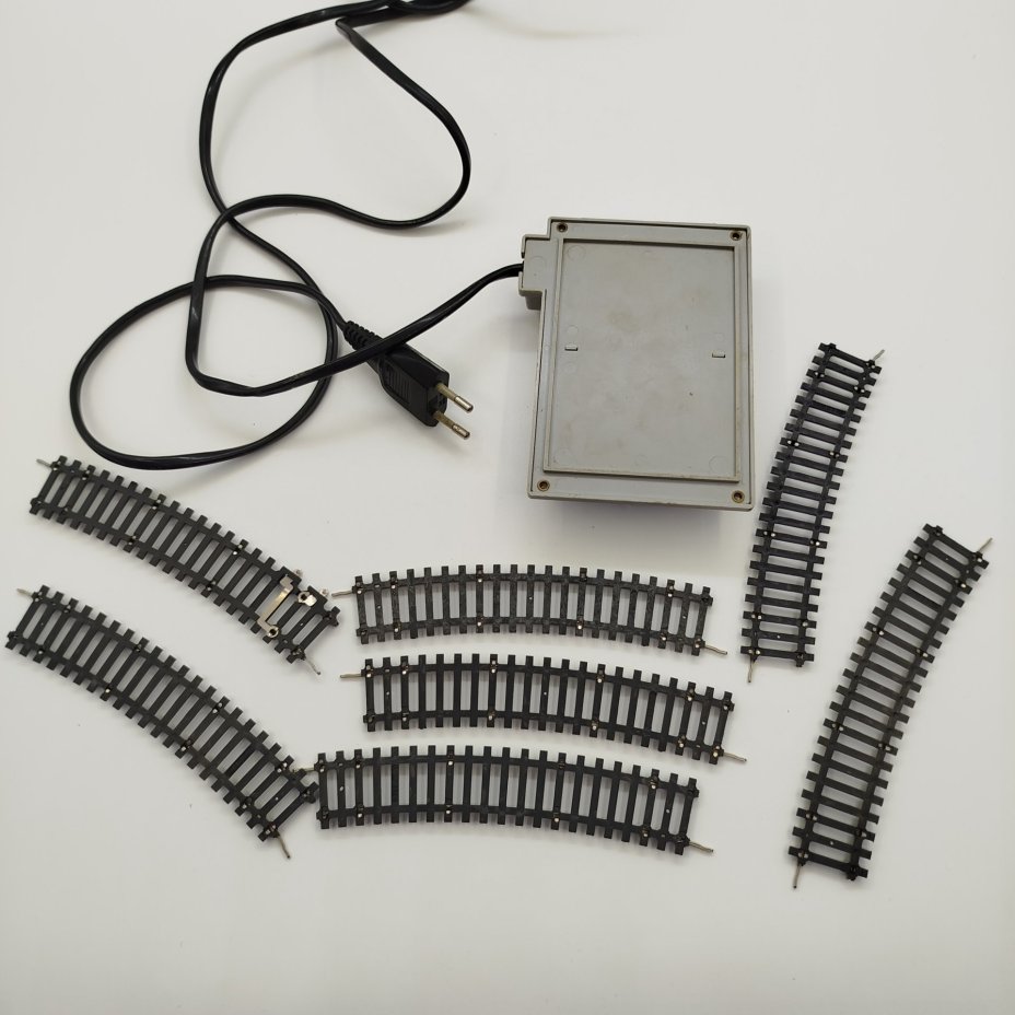 Набор из семи рельс для железной дороги и пульта питания