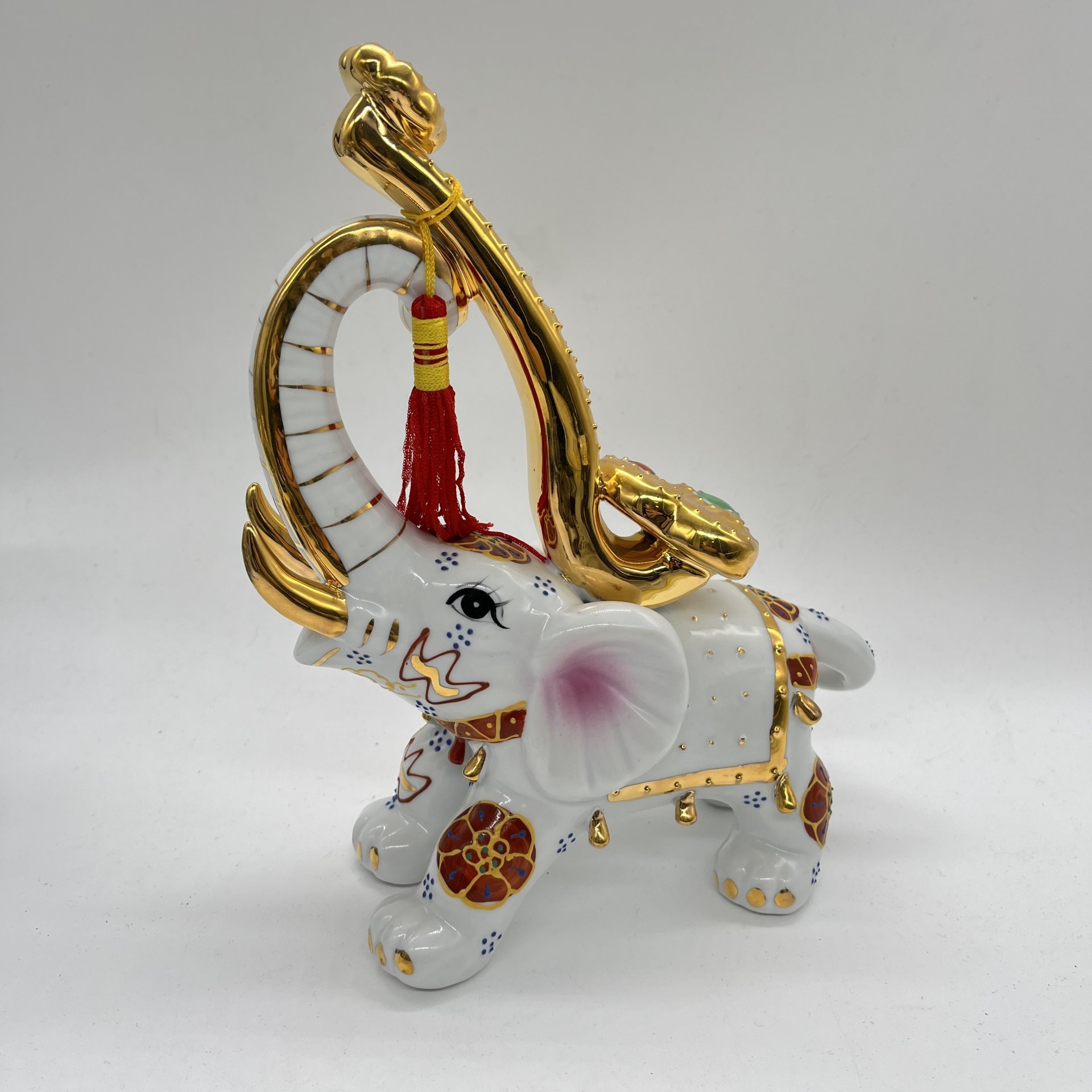Статуэтка "Слон" в азиатском стиле, Delicate, фарфор, золочение, роспись, ткань, Китай, 2000-2020 гг.