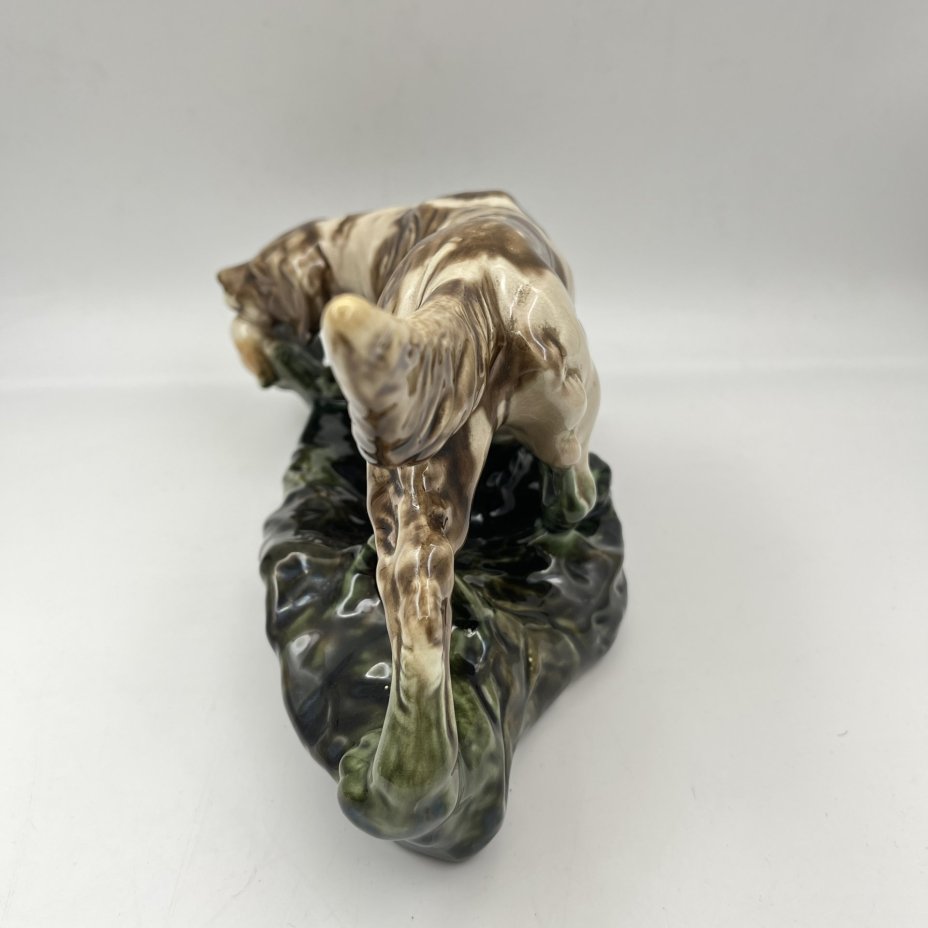 Статуэтка "Собака с дичью", фаянс, роспись, глазурь, Васильковский майоликовый завод, СССР, 1960-1980 гг.