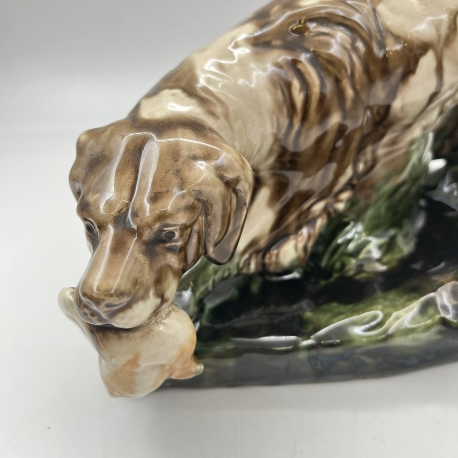 Статуэтка "Собака с дичью", фаянс, роспись, глазурь, Васильковский майоликовый завод, СССР, 1960-1980 гг.