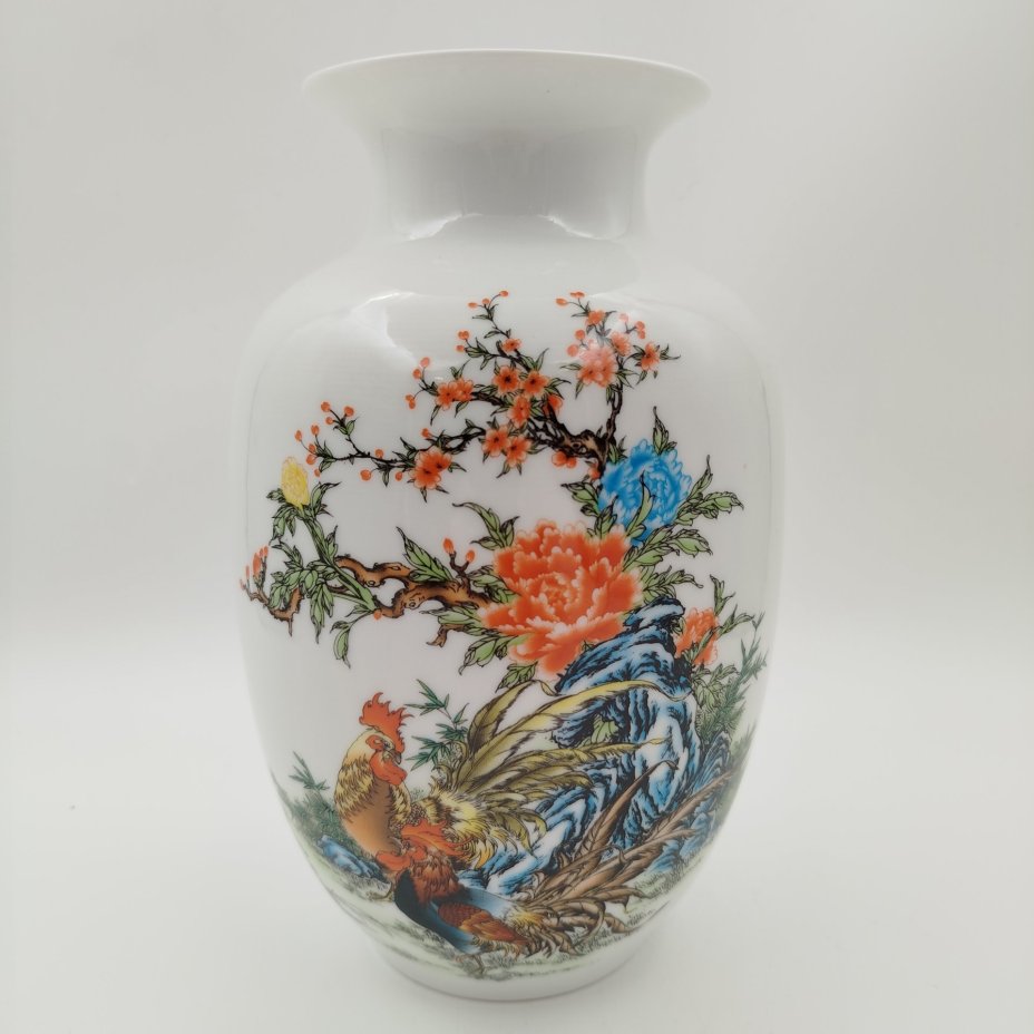 Ваза, выполненная в жанре "Цветы и птицы" (Петухи и пионы), фарфор, деколь, Китай, 1970-2000 гг.