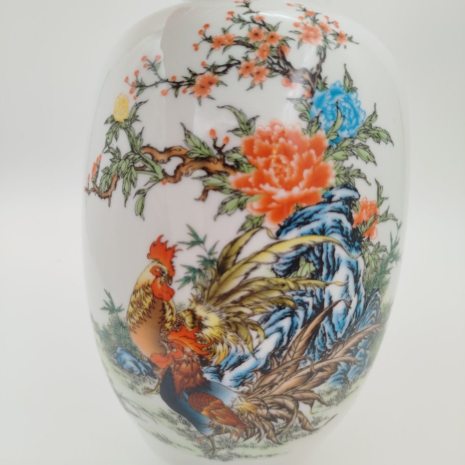 Ваза, выполненная в жанре "Цветы и птицы" (Петухи и пионы), фарфор, деколь, Китай, 1970-2000 гг.