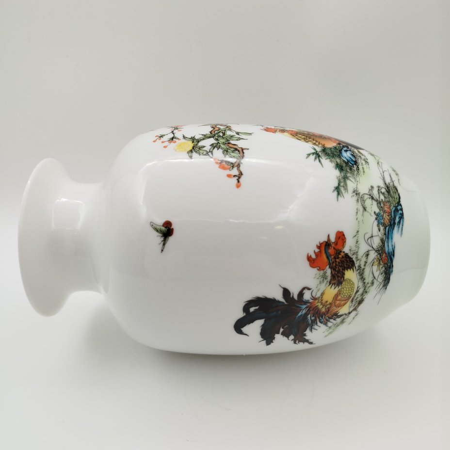 Ваза, выполненная в жанре "Цветы и птицы" (Петухи и пионы), фарфор, деколь, Китай, 1970-2000 гг.
