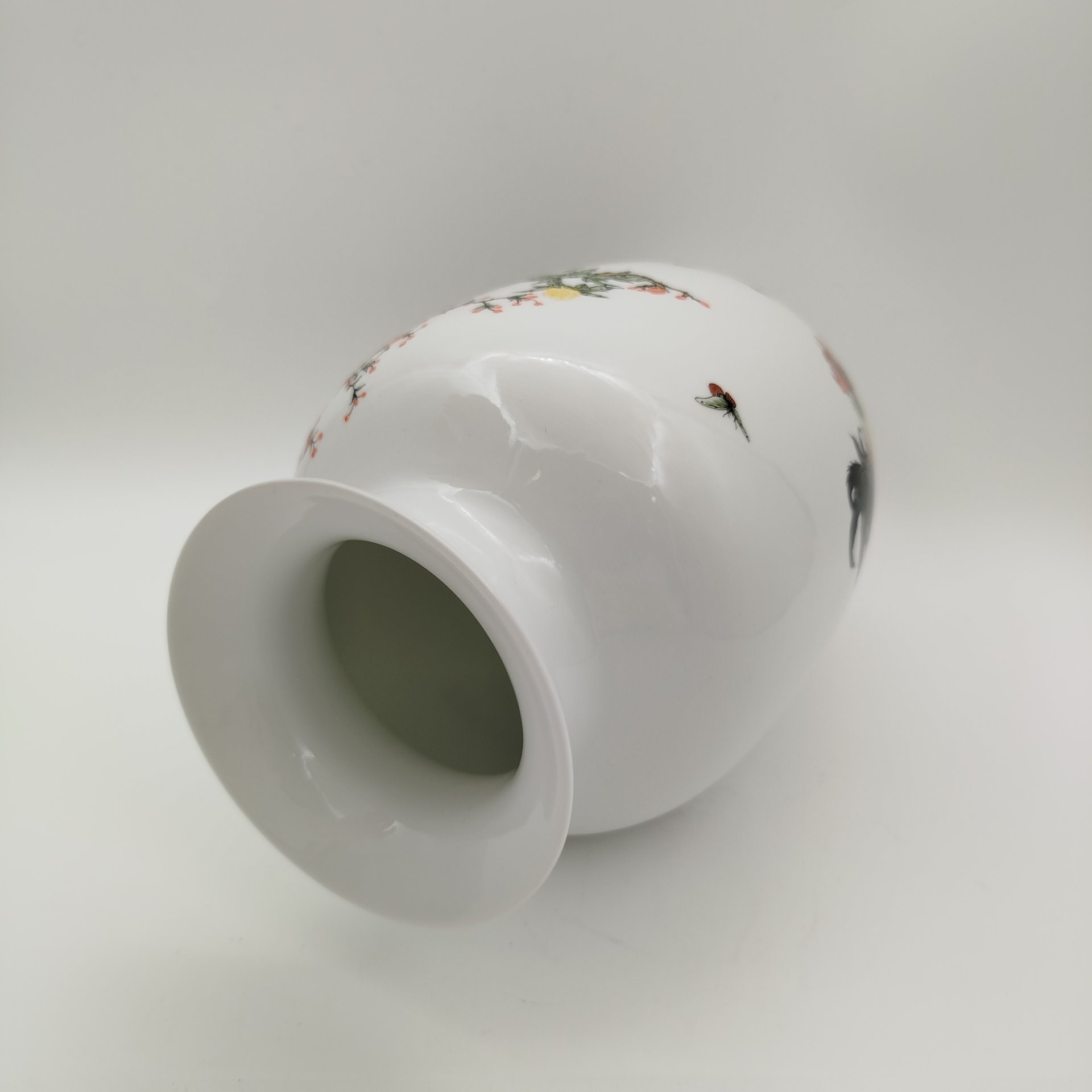 Ваза, выполненная в жанре "Цветы и птицы" (Петухи и пионы), фарфор, деколь, Китай, 1970-2000 гг.