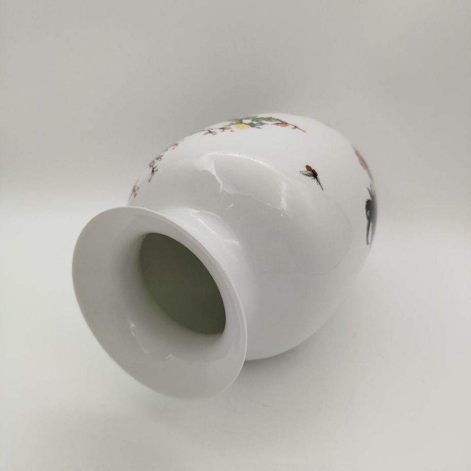 Ваза, выполненная в жанре "Цветы и птицы" (Петухи и пионы), фарфор, деколь, Китай, 1970-2000 гг.