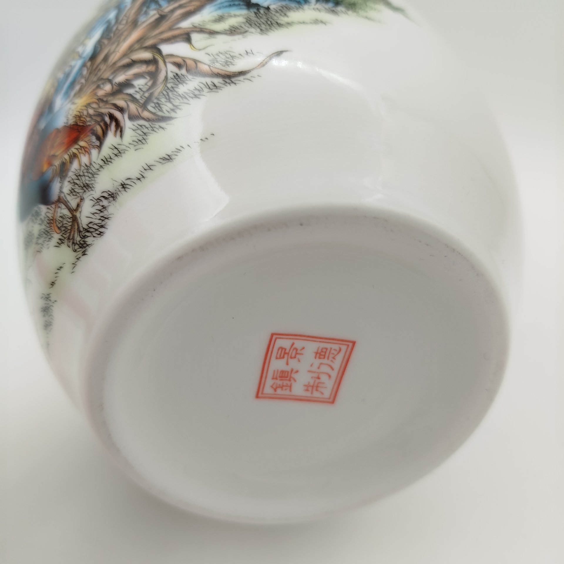 Ваза, выполненная в жанре "Цветы и птицы" (Петухи и пионы), фарфор, деколь, Китай, 1970-2000 гг.