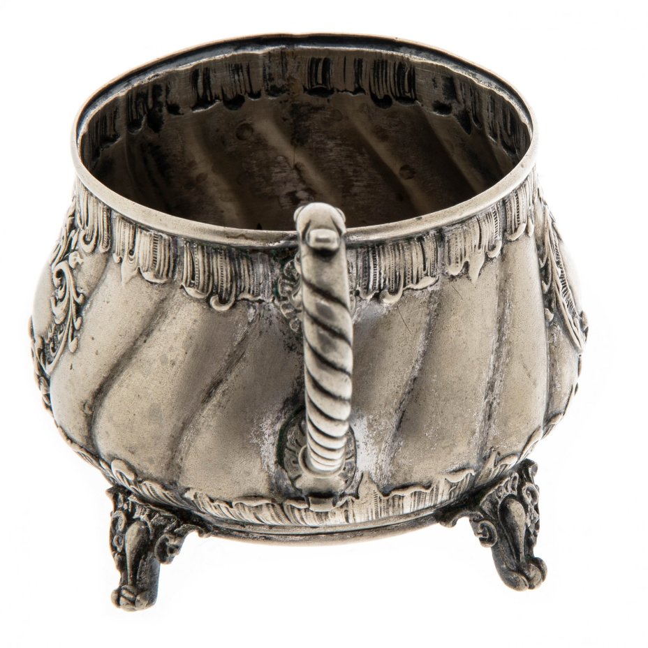Подстаканник на фигурных ножках с рельефным декором на тулове, латунь, серебрение, фабрика "Plewkiewicz", Варшава, Польша, 1886-1914 гг., Plewkiewicz & Co. (Фабрика Романа Плевкевича)