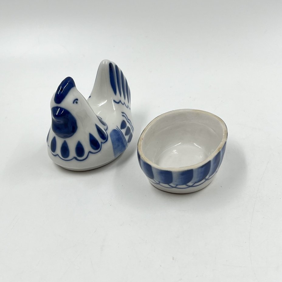 Солонка "Курочка", Гжель, фарфор, роспись, Россия, 2000 г.