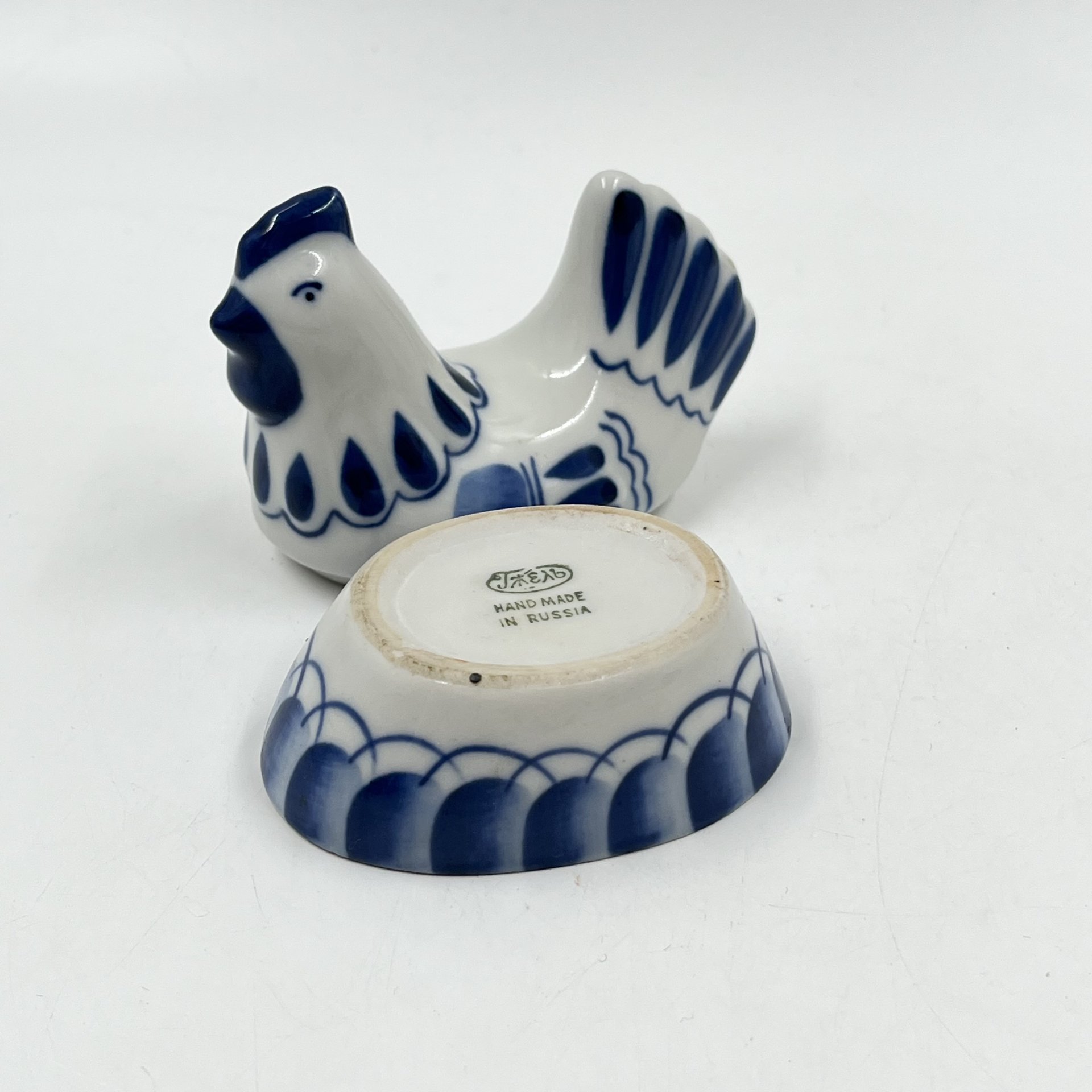 Солонка "Курочка", Гжель, фарфор, роспись, Россия, 2000 г.