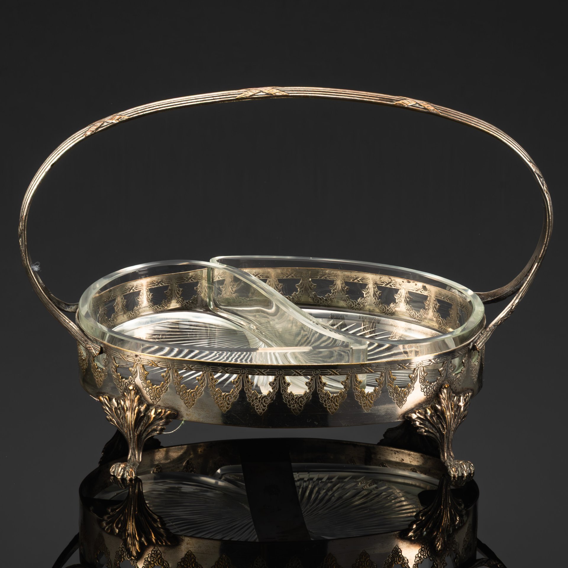 Менажница двухсекционная в металлической оплетке на зооморфных ножках с прорезным бортом и декором в виде цветочных гирлянд, металл, гальваническое серебрение, стекло, резьба, Западная Европа, 1900-1930 гг.