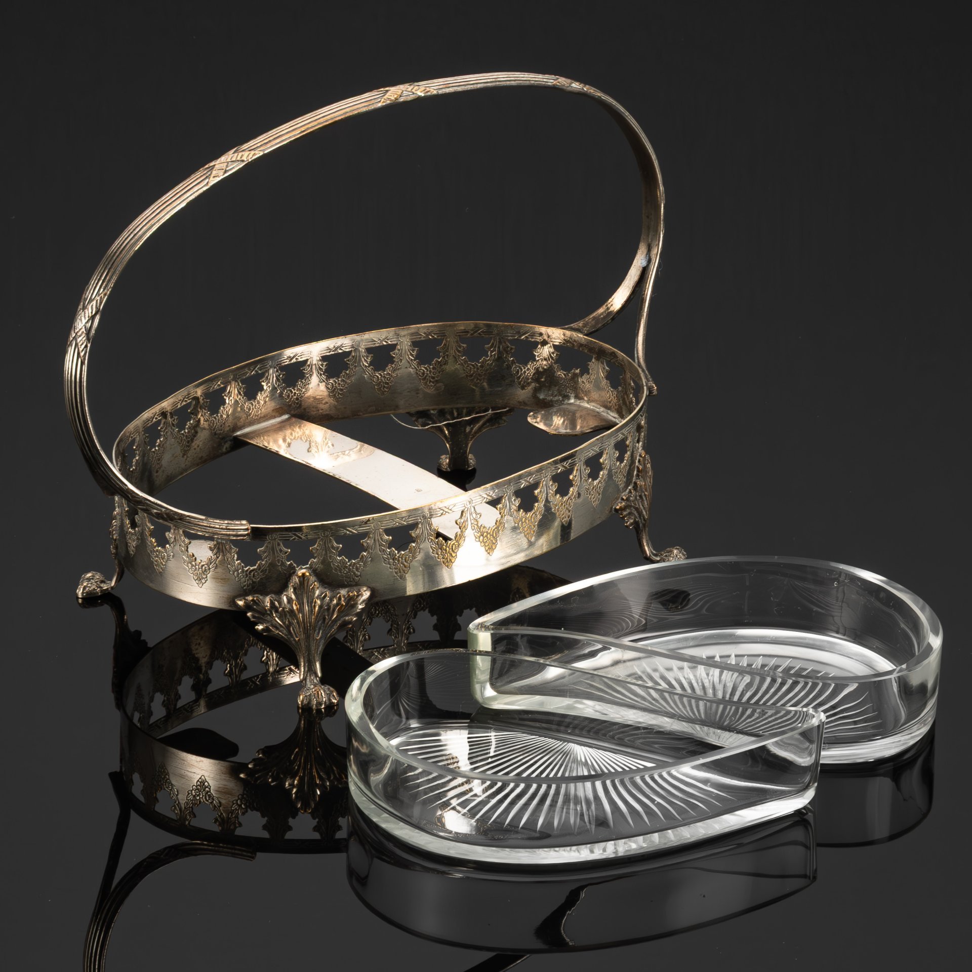 Менажница двухсекционная в металлической оплетке на зооморфных ножках с прорезным бортом и декором в виде цветочных гирлянд, металл, гальваническое серебрение, стекло, резьба, Западная Европа, 1900-1930 гг.