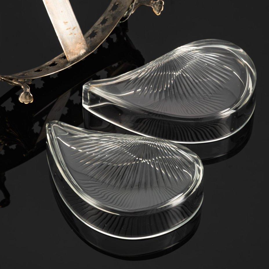 Менажница двухсекционная в металлической оплетке на зооморфных ножках с прорезным бортом и декором в виде цветочных гирлянд