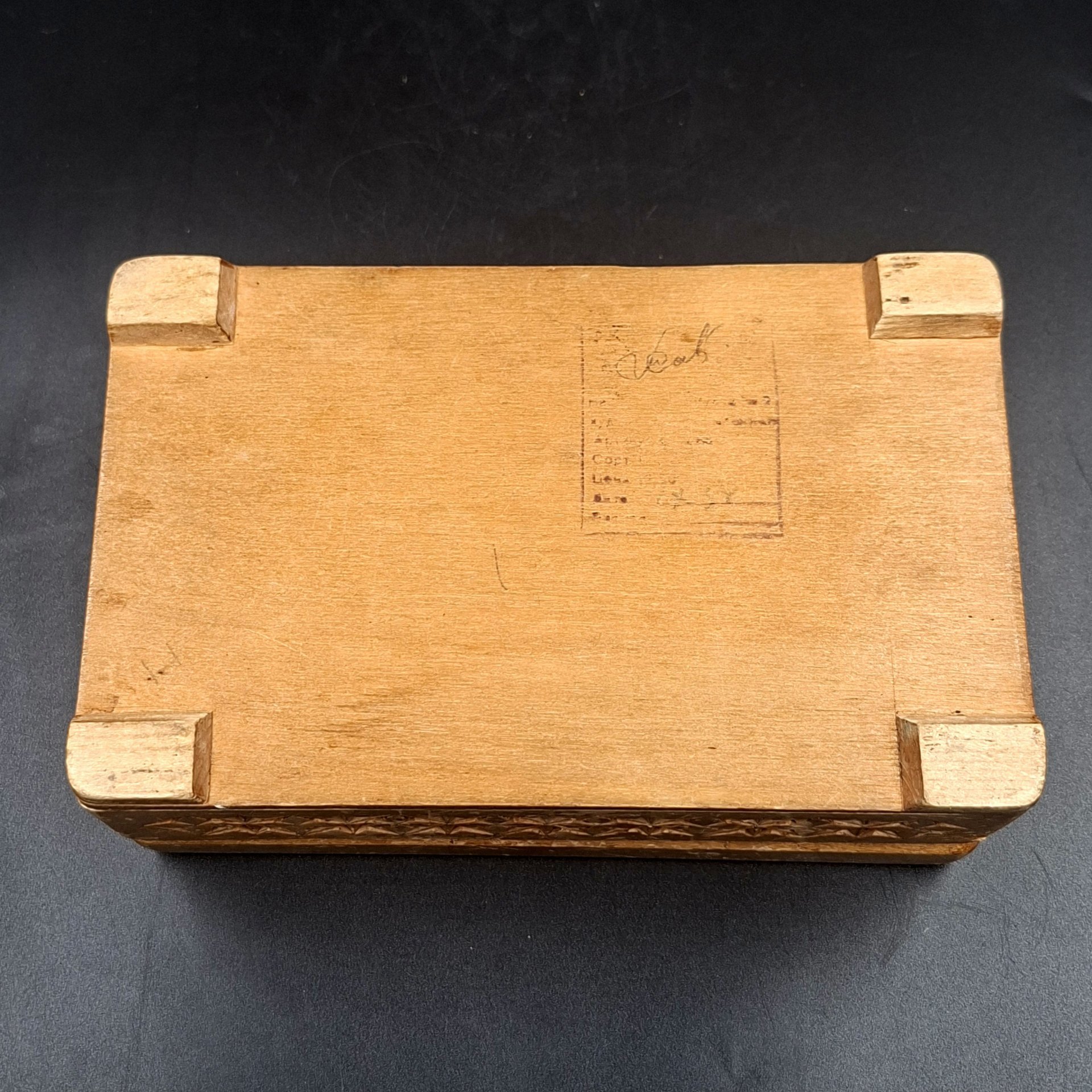 Шкатулка с резным декором и изображением пейзажа