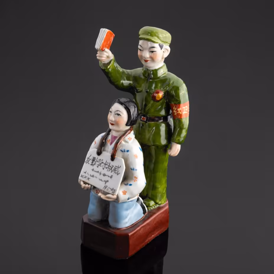 Статуэтка (скульптурная композиция) "Хунвэйбин. судящий контрреволюцию", реплика с оригинала периода Культурной революции в Китае