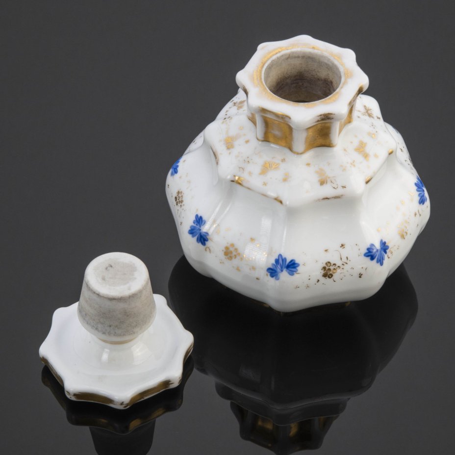 Флакон с изображением голубых цветов