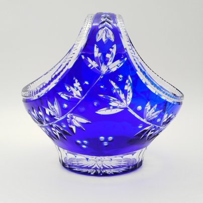 Конфетница в форме корзинки с растительным декором