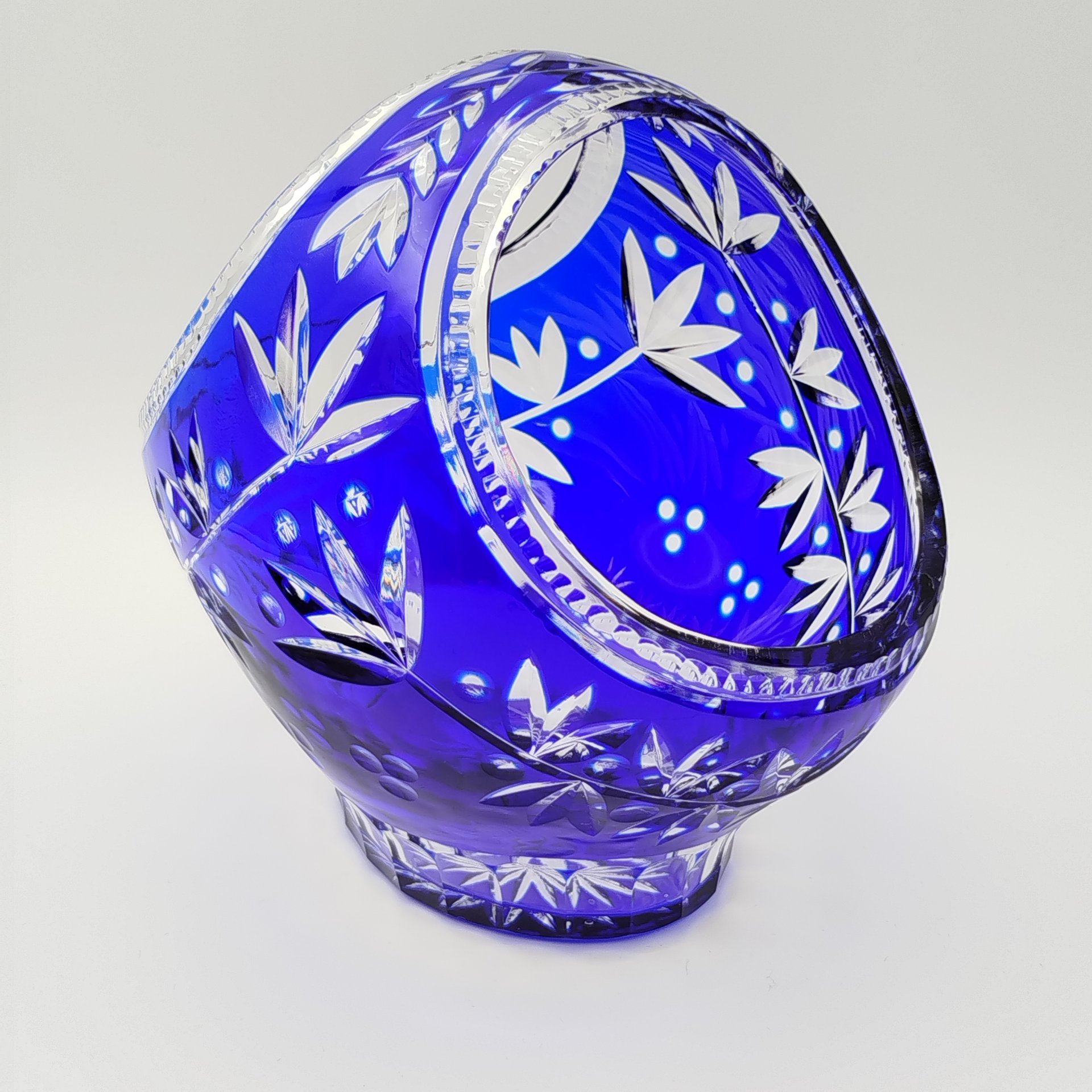 Конфетница в форме корзинки с растительным декором