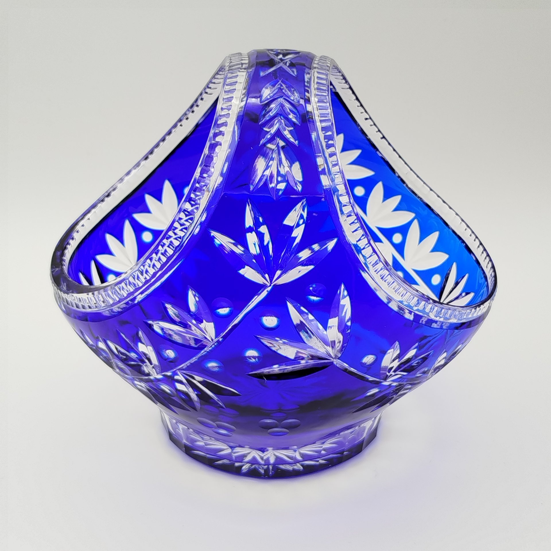 Конфетница в форме корзинки с растительным декором