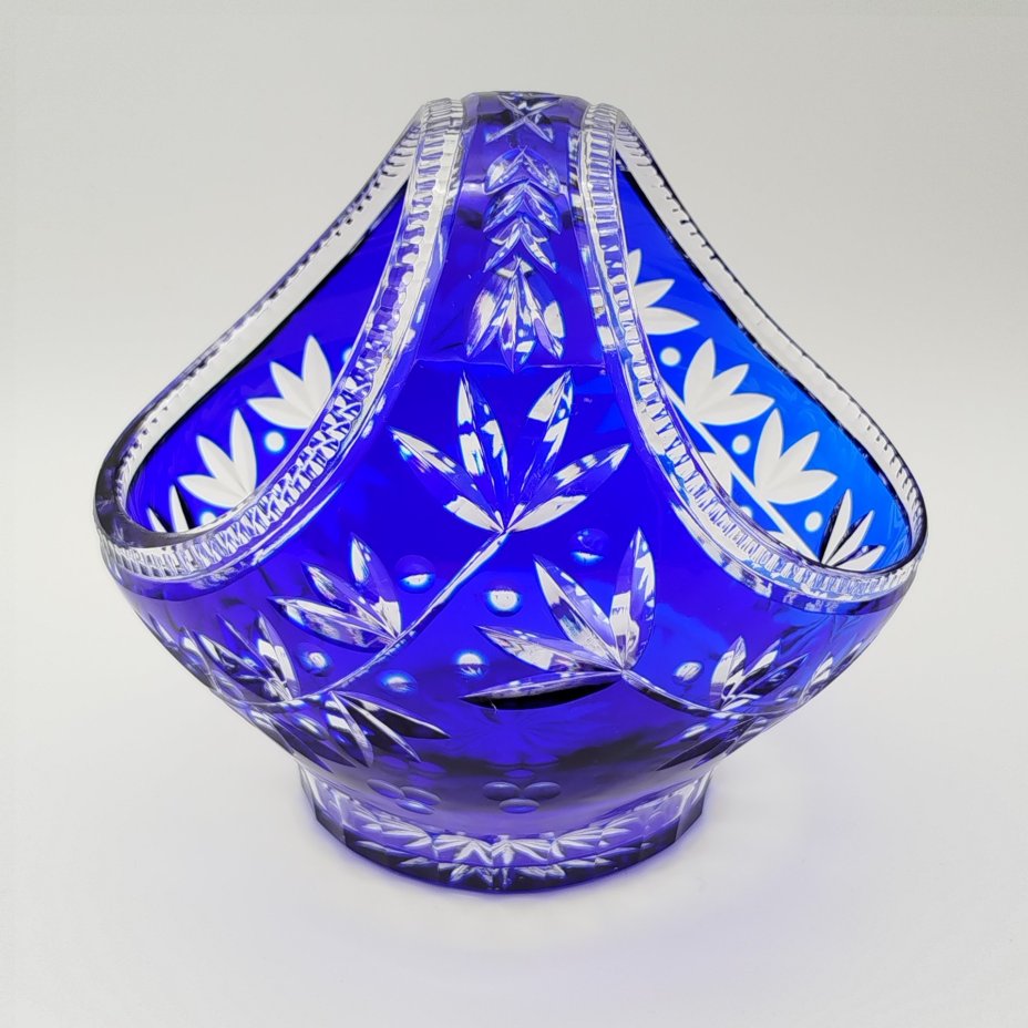 Конфетница в форме корзинки с растительным декором