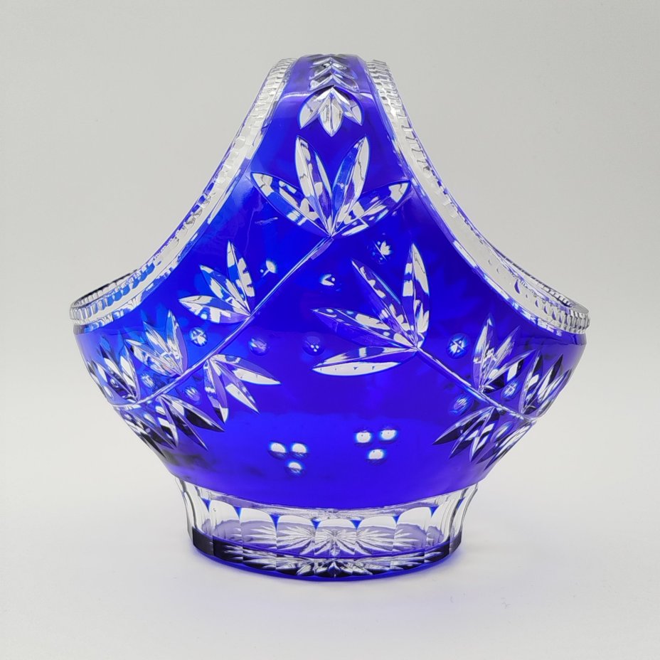 Конфетница в форме корзинки с растительным декором