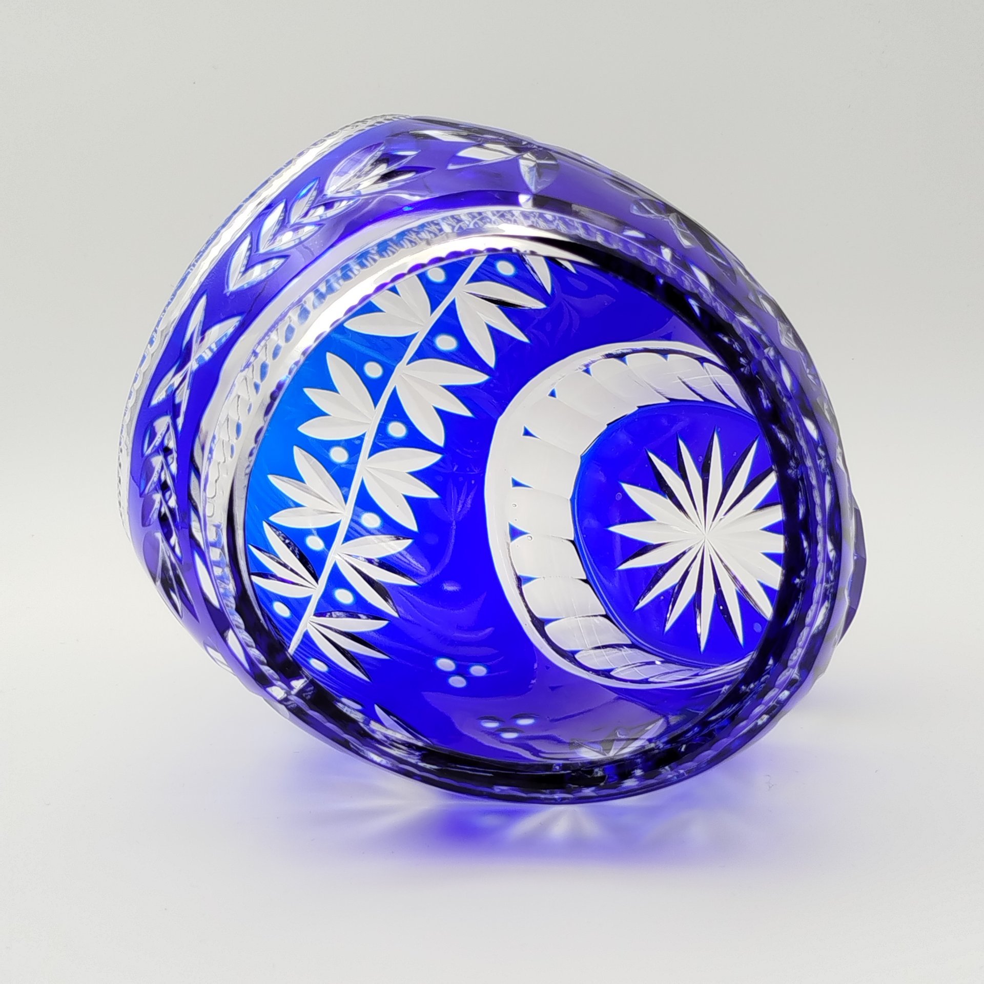 Конфетница в форме корзинки с растительным декором