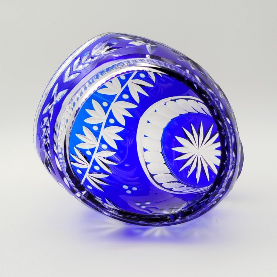 Конфетница в форме корзинки с растительным декором