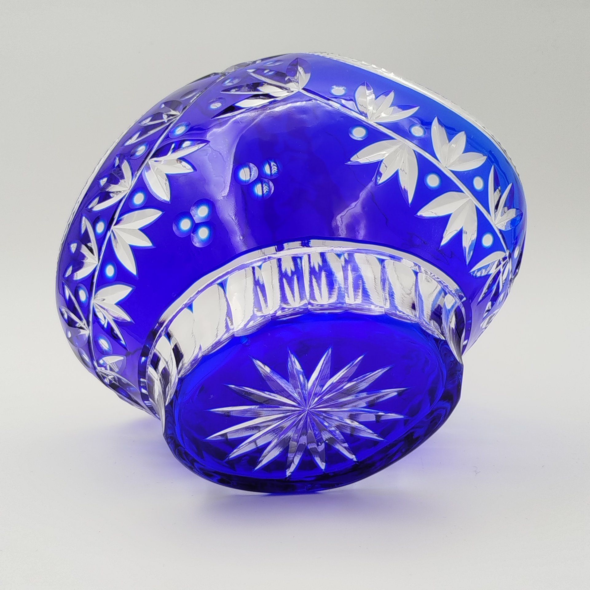 Конфетница в форме корзинки с растительным декором