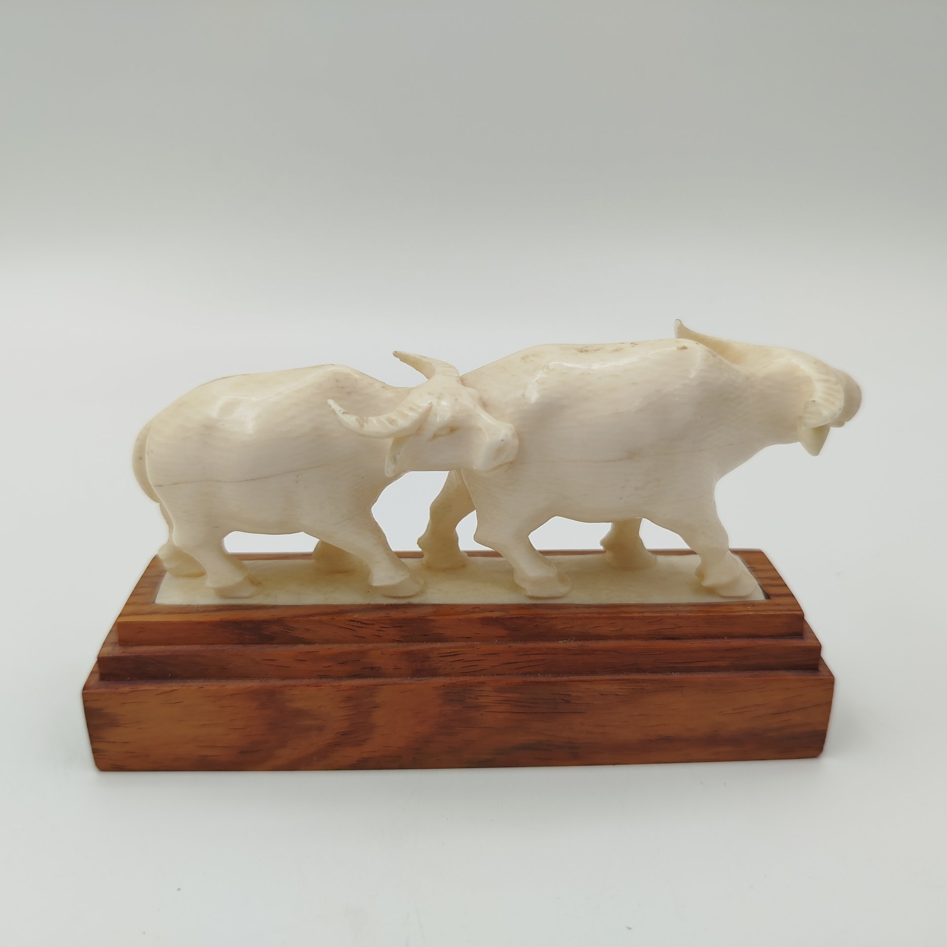 Статуэтка "Буйволы", кость, (слона), резьба, дерево, Африка, 1960-1980 гг.