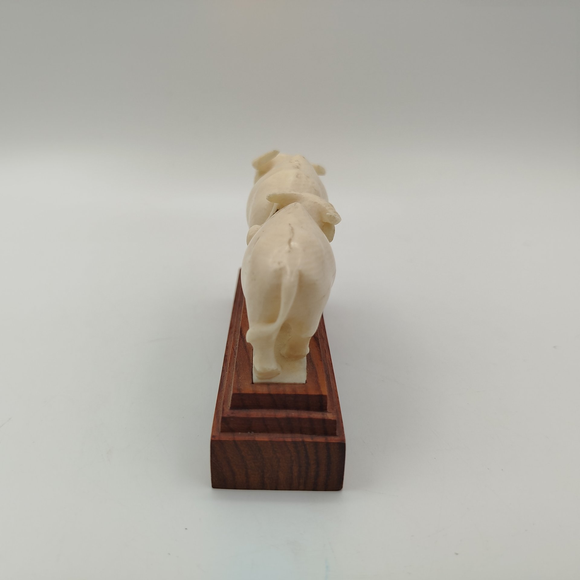 Статуэтка "Буйволы", кость, (слона), резьба, дерево, Африка, 1960-1980 гг.