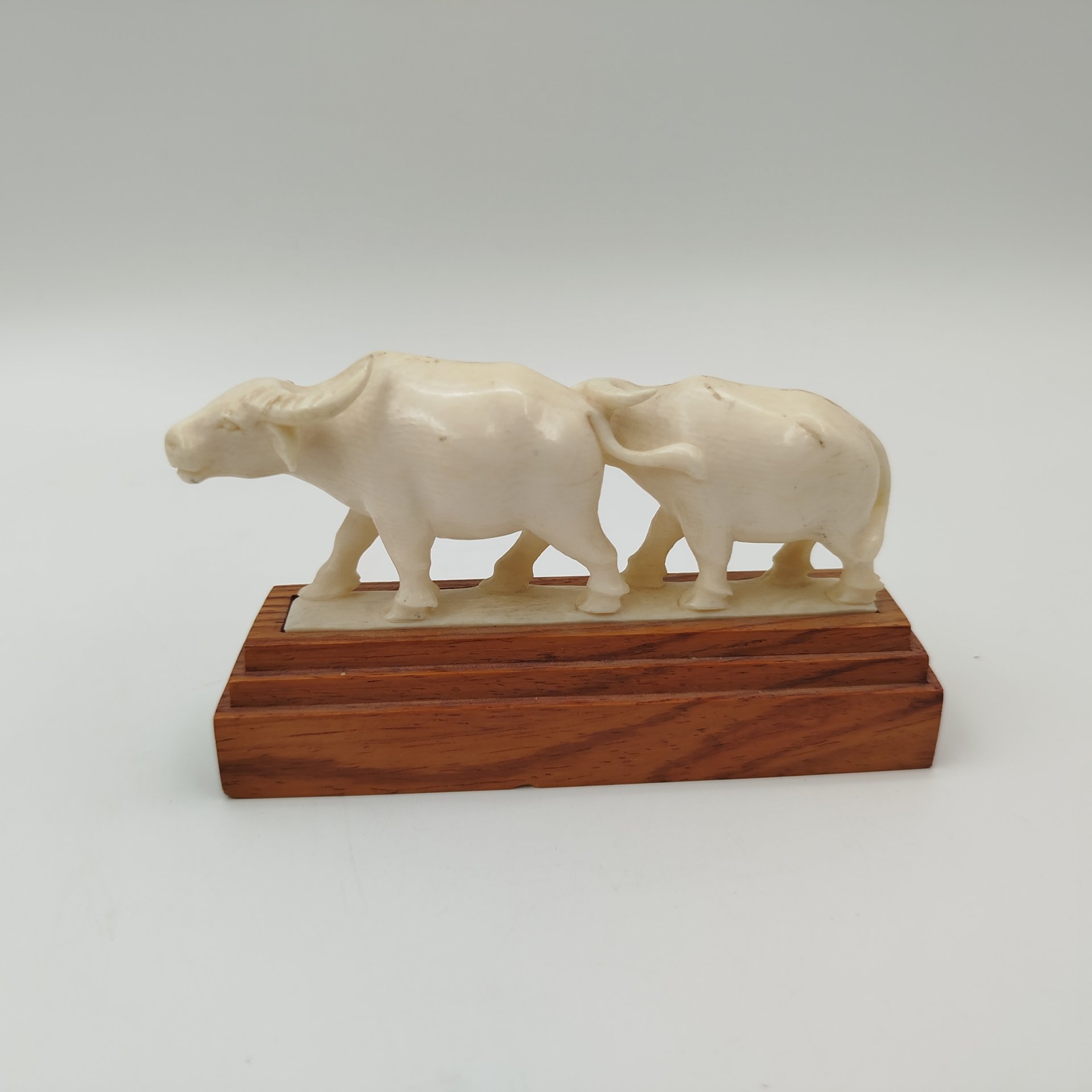 Статуэтка "Буйволы", кость, (слона), резьба, дерево, Африка, 1960-1980 гг.