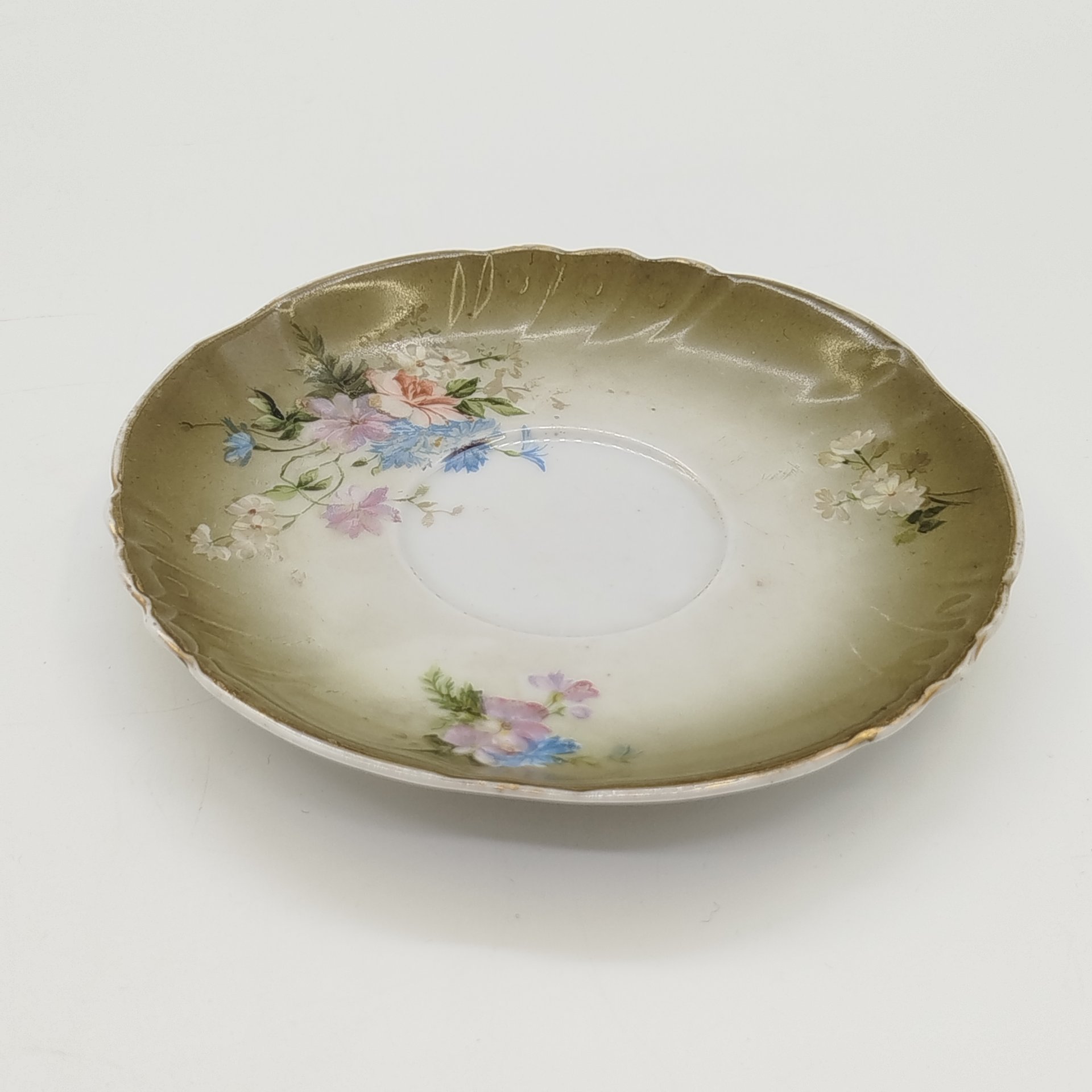 Блюдце с цветочным декором, фарфор, крытье, деколь, золочение, Фарфоровая фабрика Гарднера, Российская империя, 1910-1917 гг.