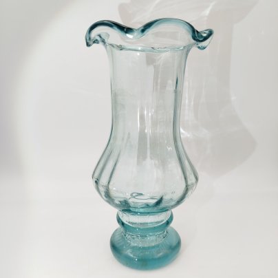 Ваза нежно-голубого оттенка с фестончатым краем
