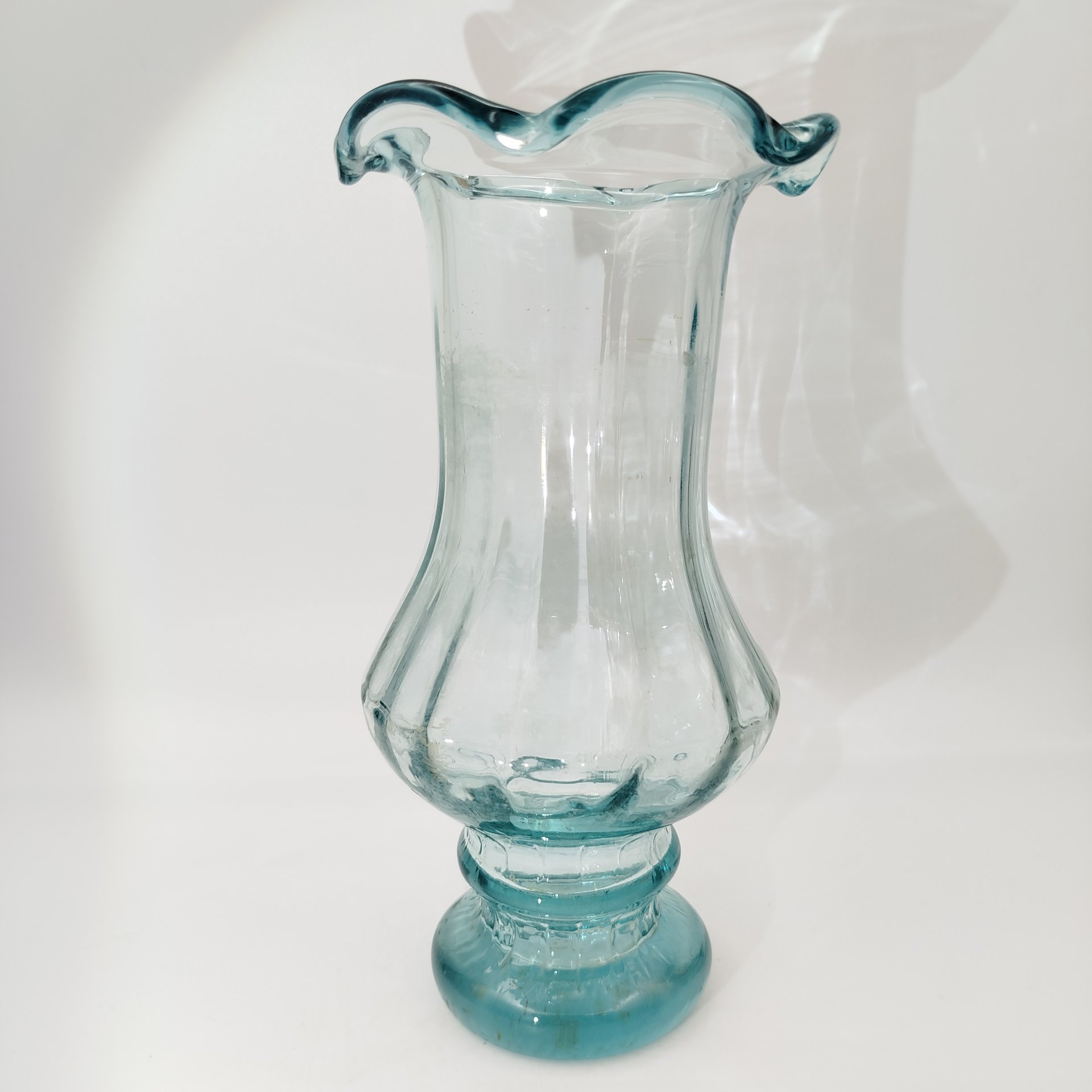 Ваза нежно-голубого оттенка с фестончатым краем