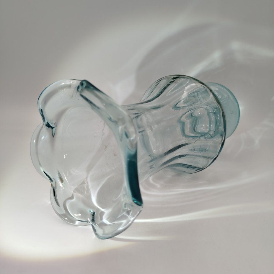 Ваза нежно-голубого оттенка с фестончатым краем