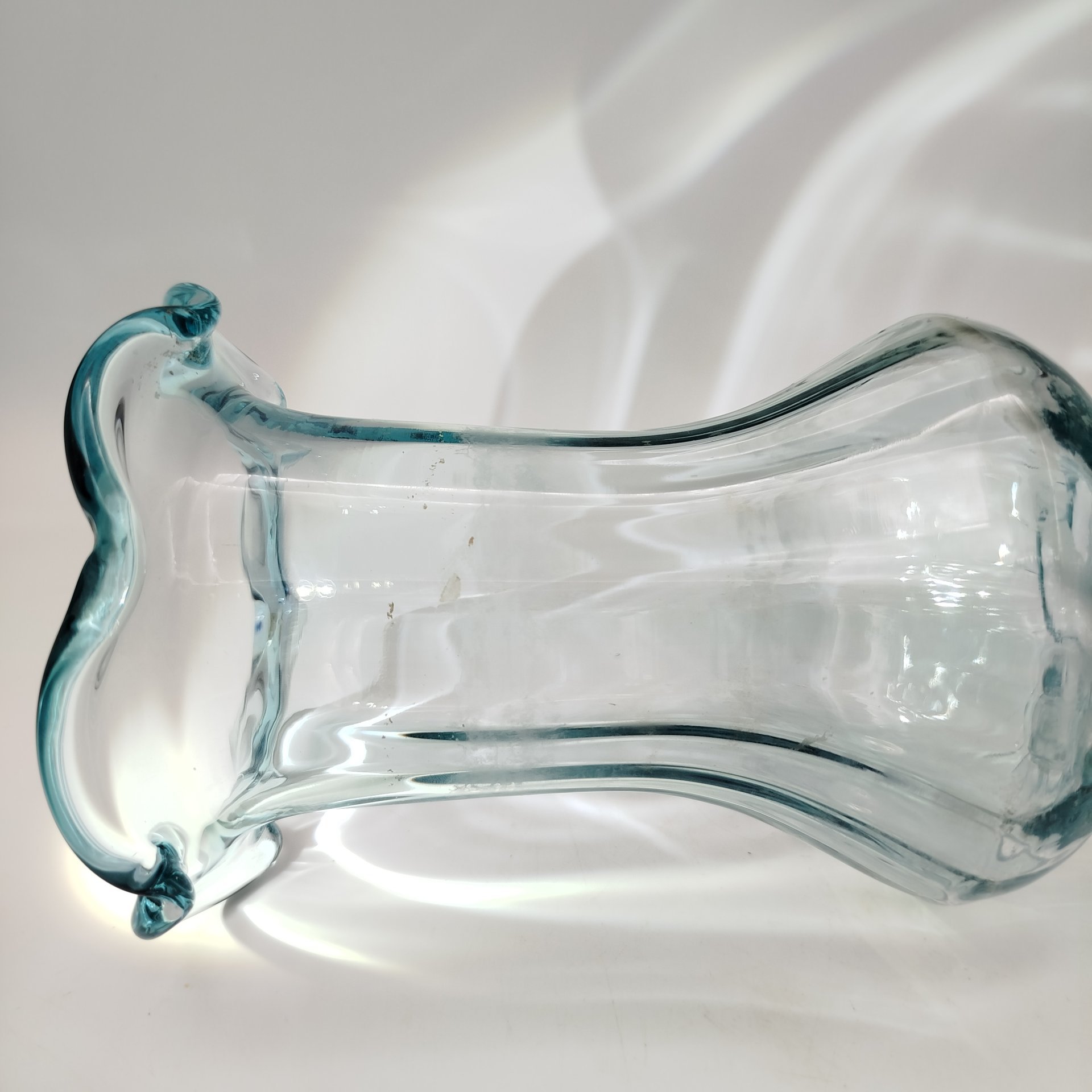 Ваза нежно-голубого оттенка с фестончатым краем