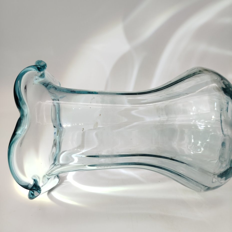 Ваза нежно-голубого оттенка с фестончатым краем