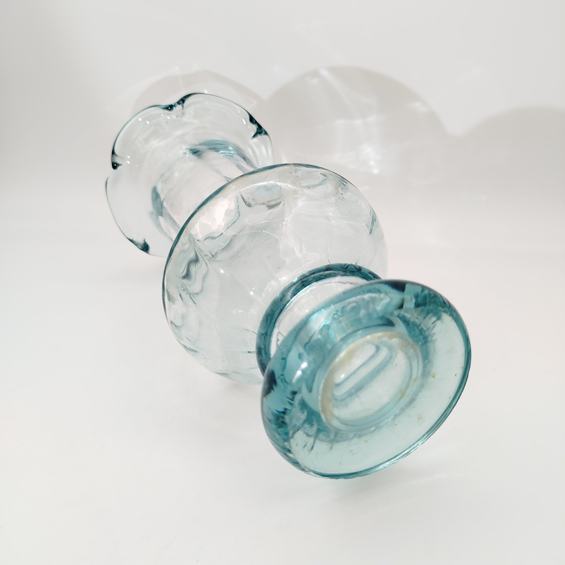 Ваза нежно-голубого оттенка с фестончатым краем