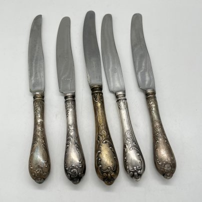 Набор из 5 десертных ножей "Пламя" (подбор), мНЦ (медь-никель-цинк), Вольнянский завод столовых приборов им. Шевченко (ЗiШ, ЗиШ), СССР, 1970-1990 гг.