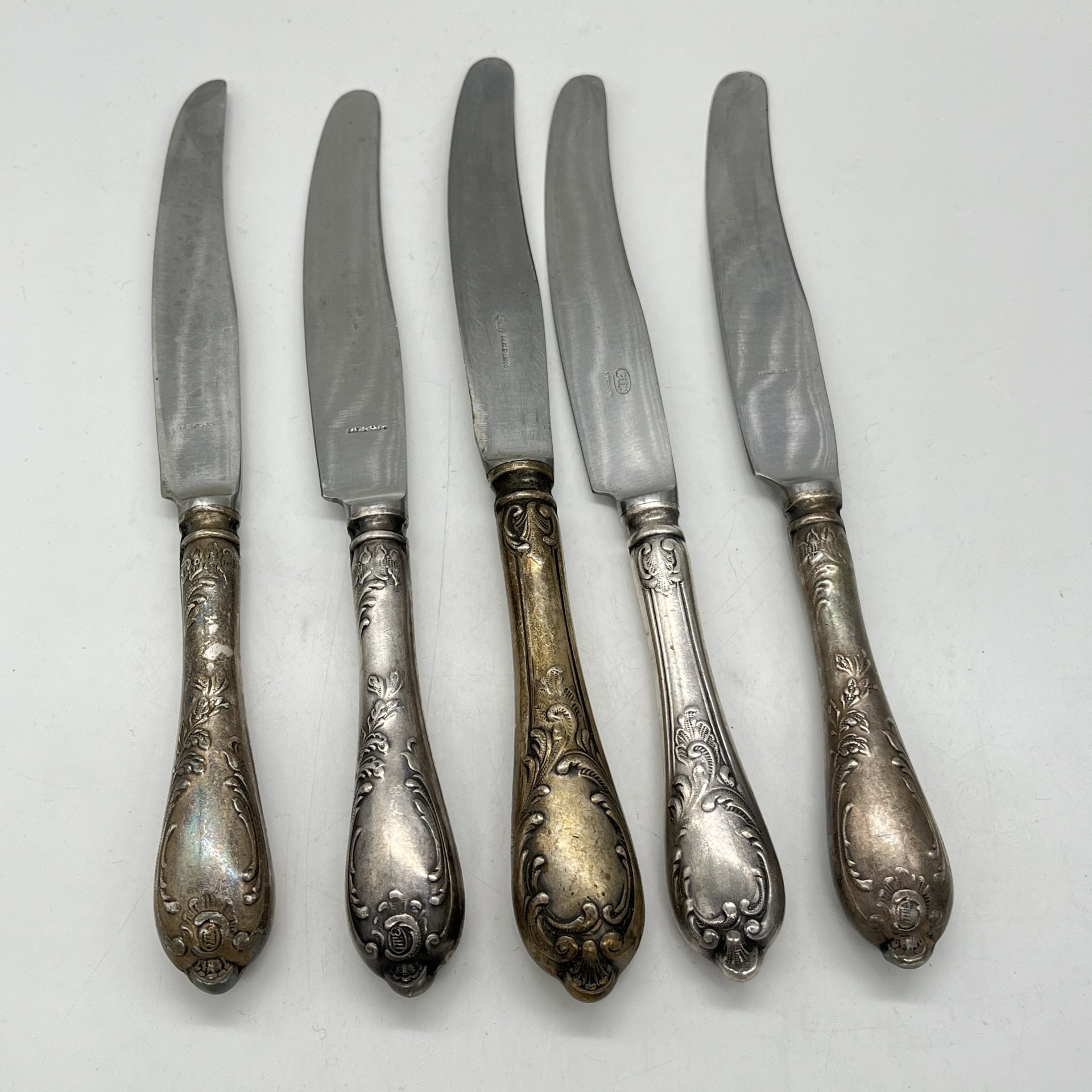 Набор из 5 десертных ножей "Пламя" (подбор), мНЦ (медь-никель-цинк), Вольнянский завод столовых приборов им. Шевченко (ЗiШ, ЗиШ), СССР, 1970-1990 гг.