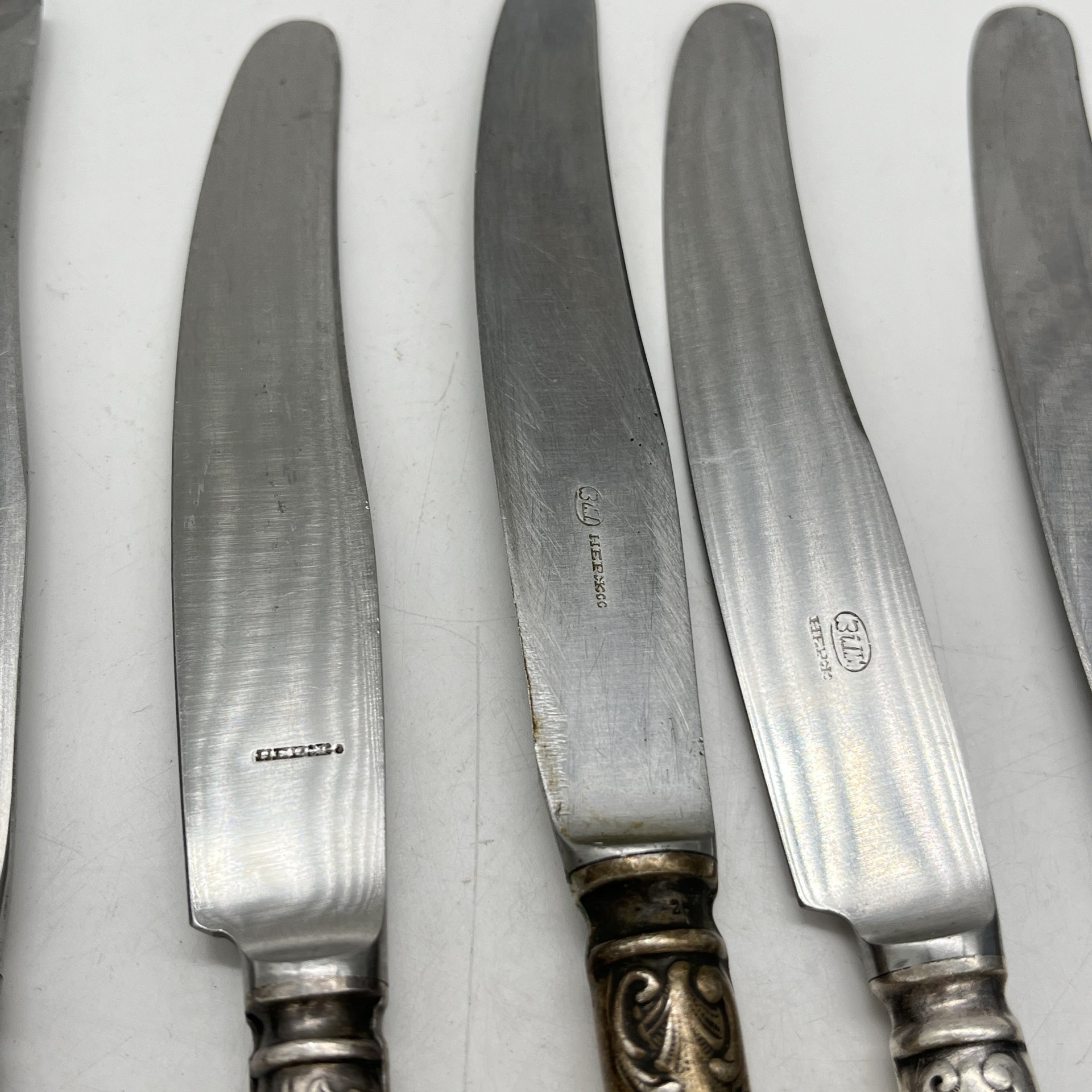 Набор из 5 десертных ножей "Пламя" (подбор), мНЦ (медь-никель-цинк), Вольнянский завод столовых приборов им. Шевченко (ЗiШ, ЗиШ), СССР, 1970-1990 гг.