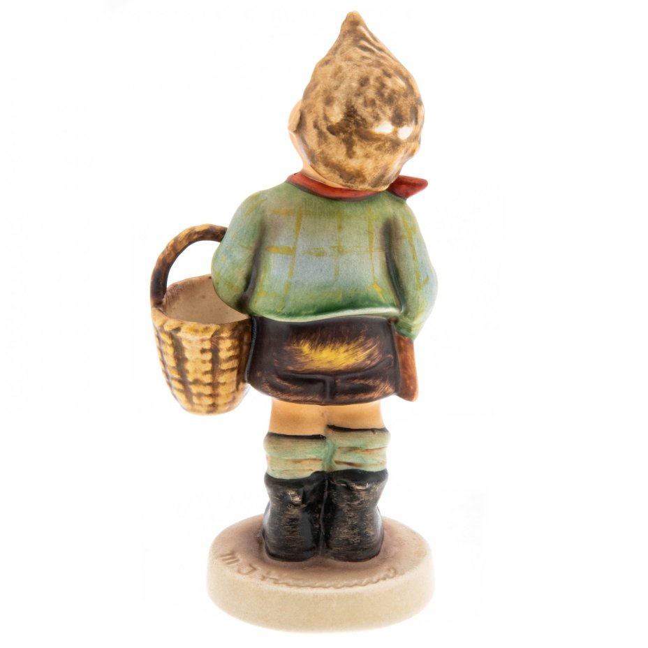 Статуэтка "Мальчик с лукошком ", фарфор, роспись, "Goebel", Германия, 1979-1990 гг., Goebel