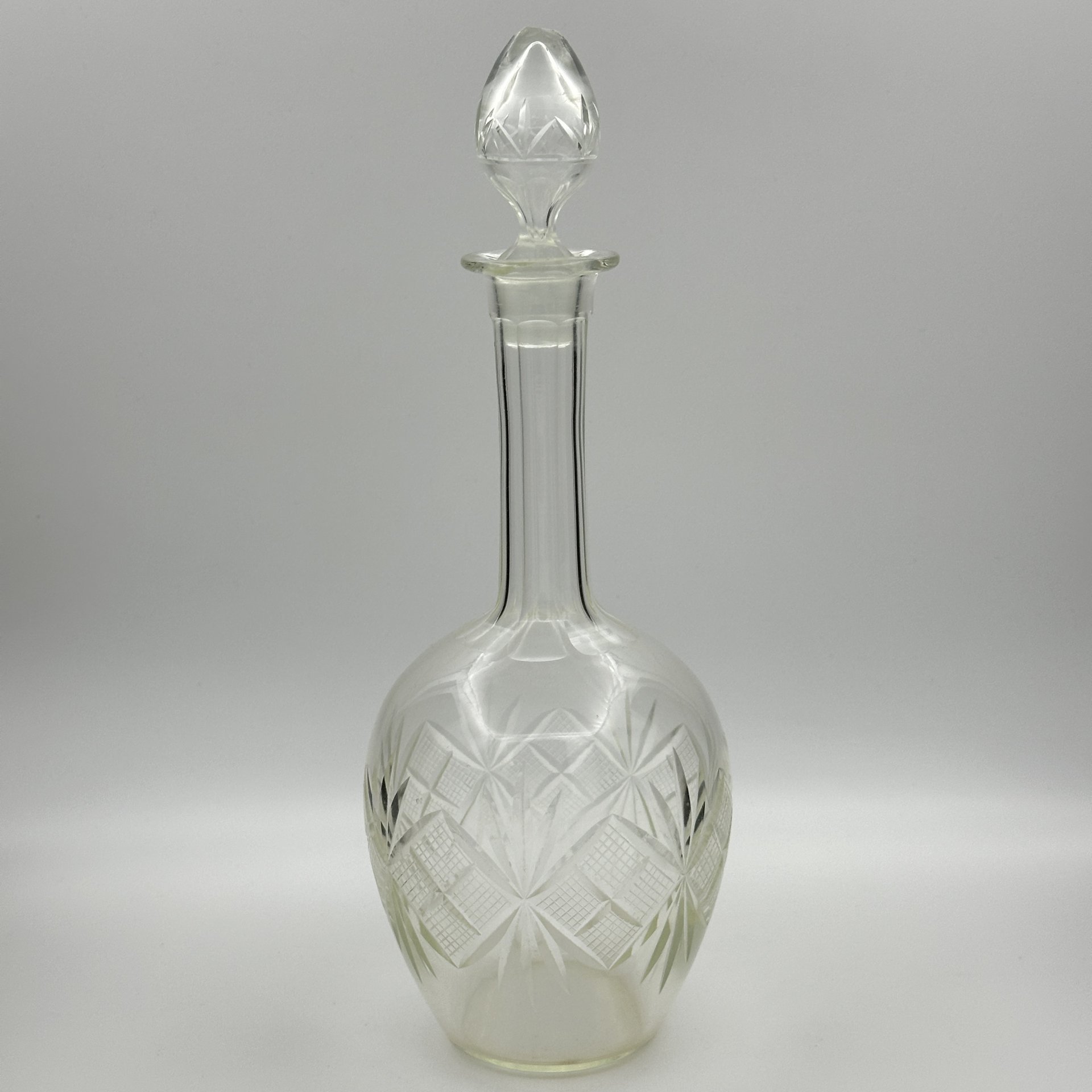 Графин для крепких напитков с орнаментом в виде звёзд, стекло, резьба, стекло