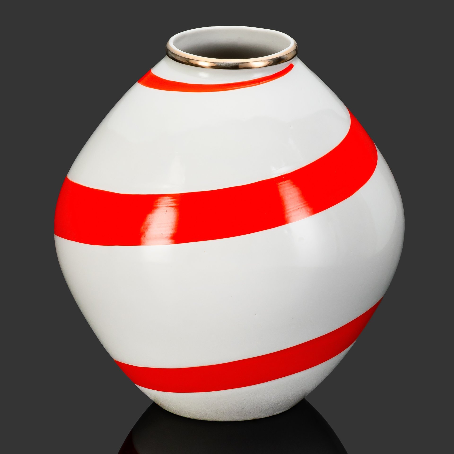 Ваза "Вращение", автор В.Л. Семенов, фарфор, роспись, золочение, Ленинградский фарфоровый завод (ЛФЗ), СССР, 1960-1970 гг.