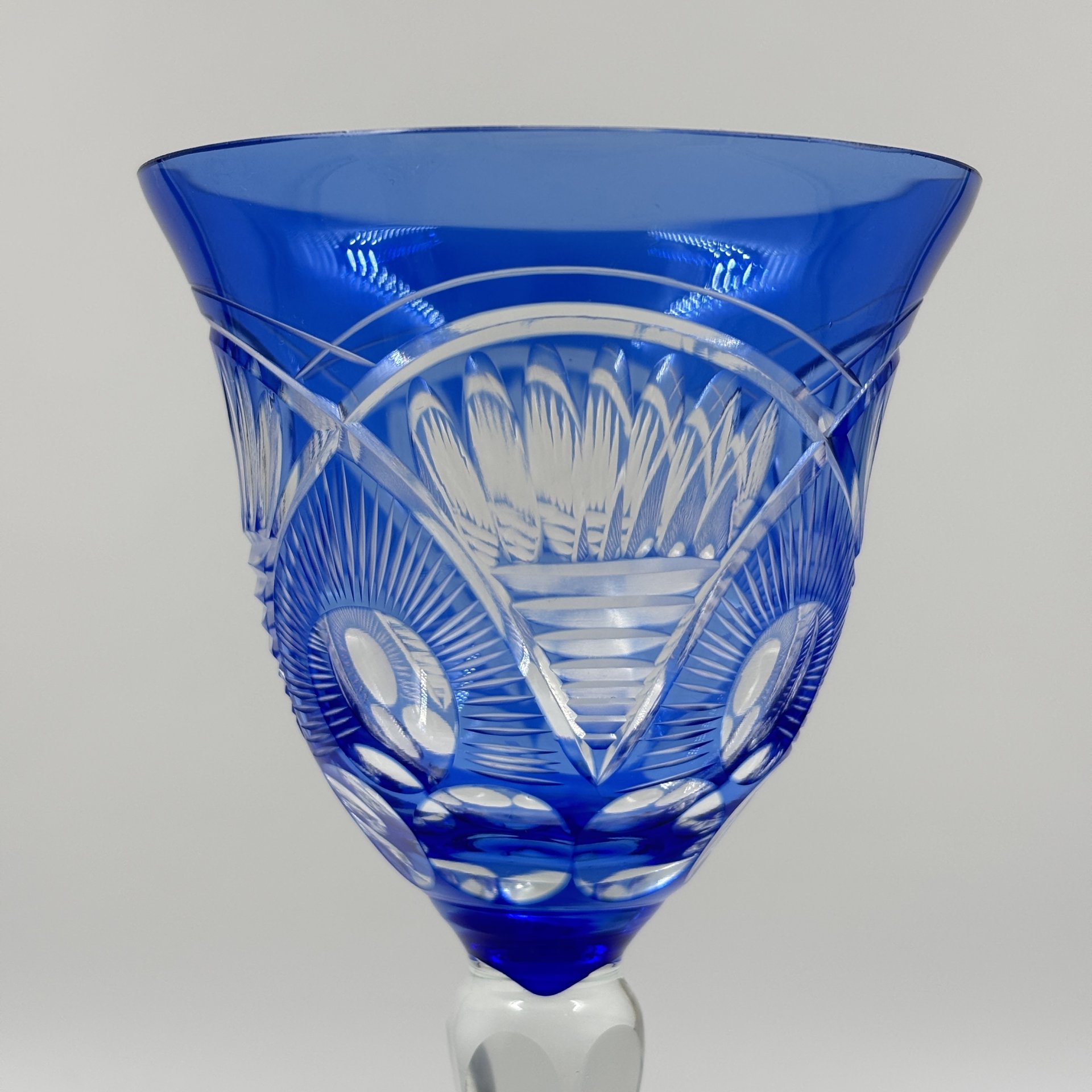 Бокал для вина синего цвета с резным орнаментом, VEB Kunst Glas Wasungen