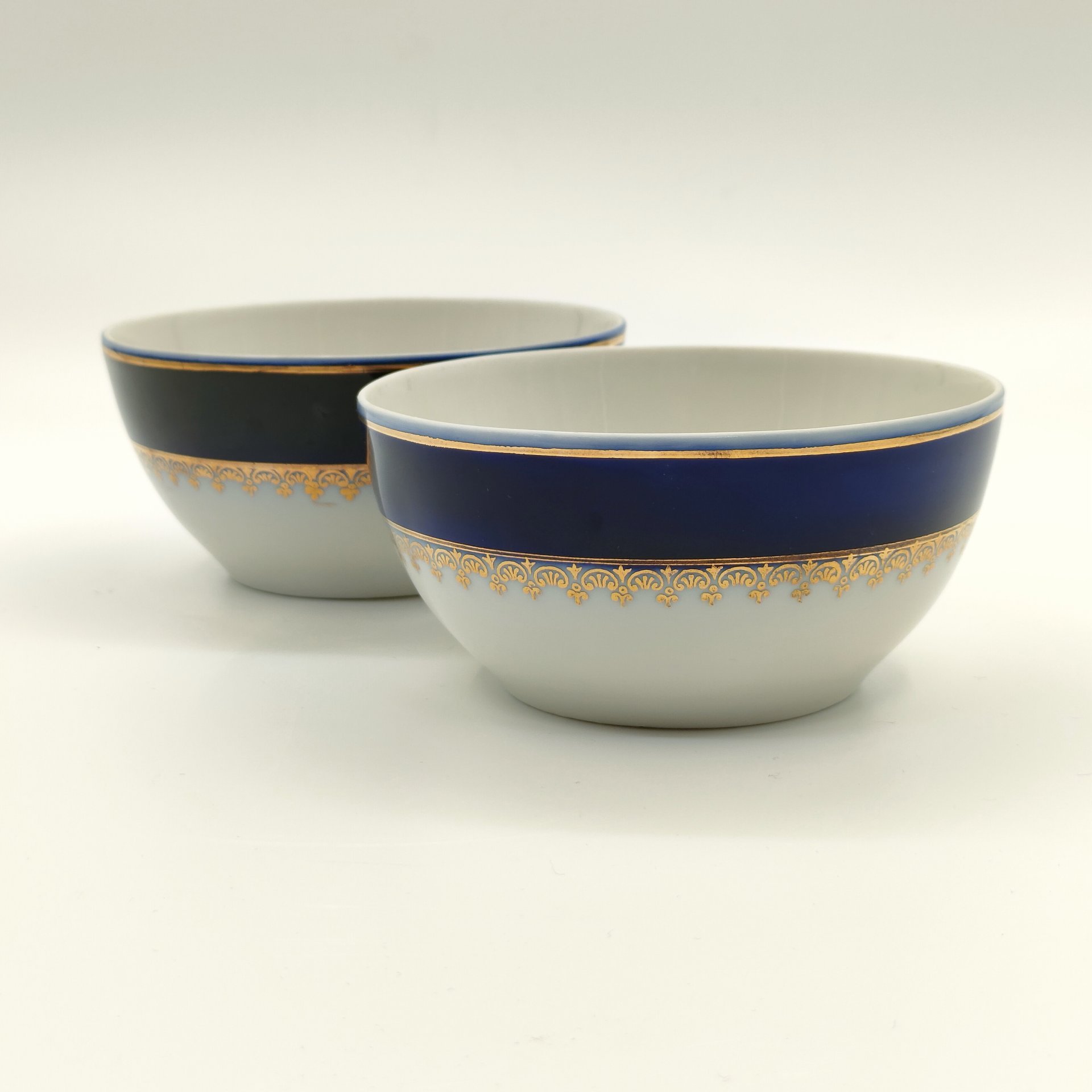 Пара пиал с орнаментальным декором, фарфор, крытье кобальтом, золочение, Фарфоровый завод «Пролетарий» (Бронница, Мста), СССР, 1967-1975 гг.