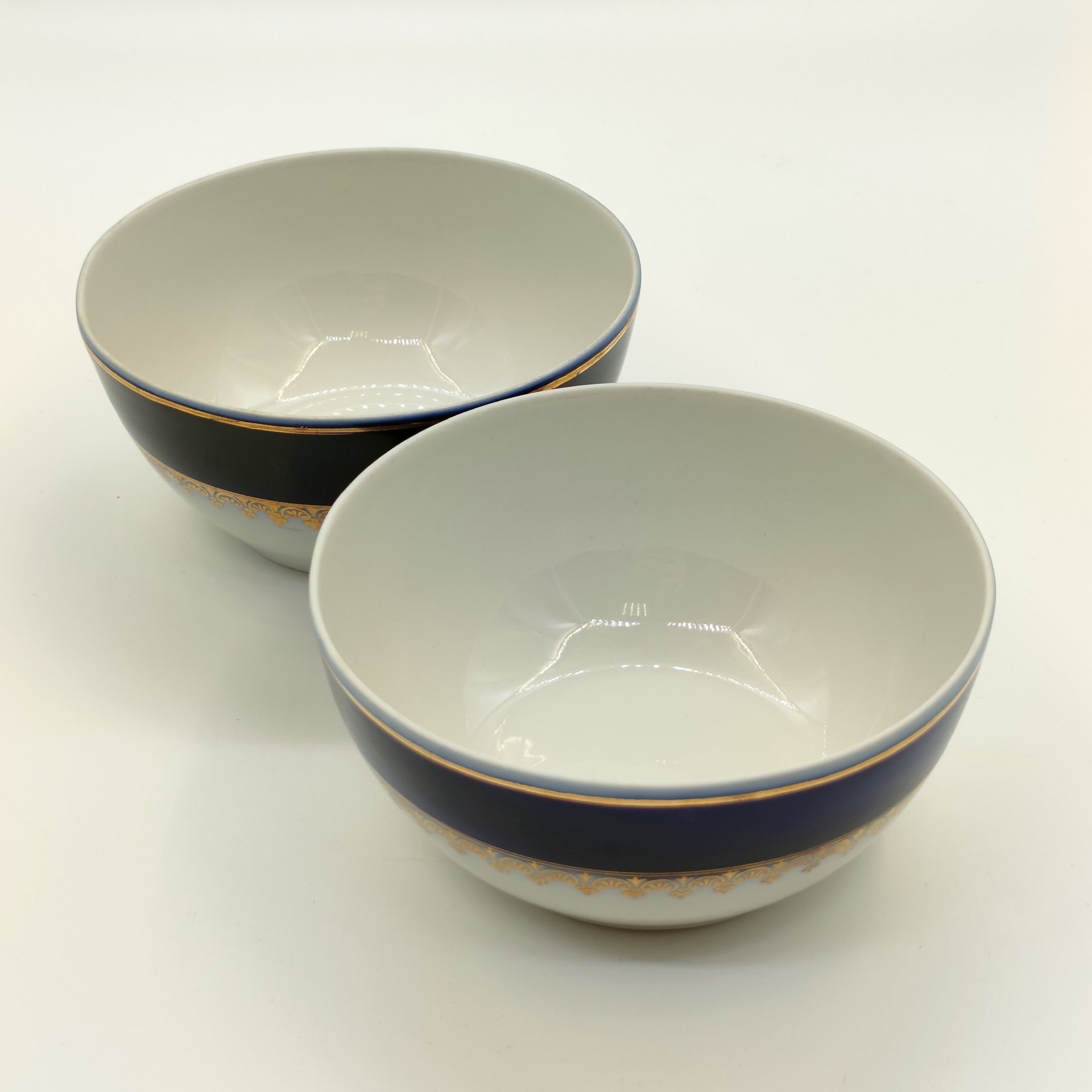 Пара пиал с орнаментальным декором, фарфор, крытье кобальтом, золочение, Фарфоровый завод «Пролетарий» (Бронница, Мста), СССР, 1967-1975 гг.